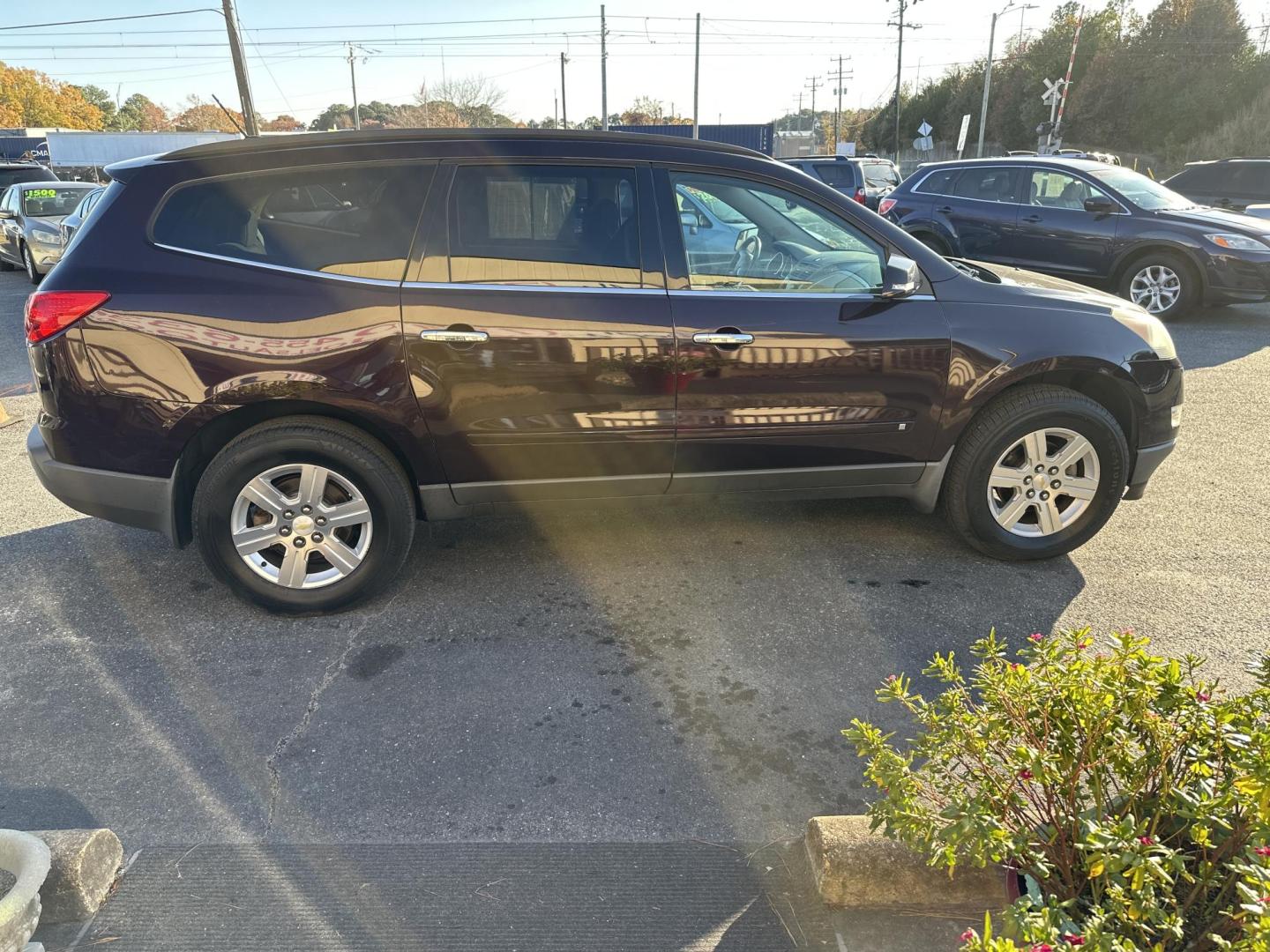 2010 Burgundy Chevrolet Traverse LT1 FWD (1GNLRFED2AS) with an 3.6L V6 DOHC 24V engine, 6-Speed Automatic transmission, located at 5700 Curlew Drive, Norfolk, VA, 23502, (757) 455-6330, 36.841885, -76.209412 - Photo#3