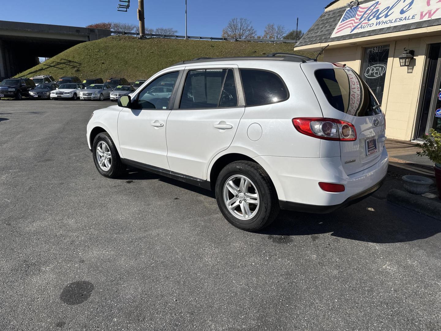 2011 WHITE Hyundai Santa Fe GL 2.4 FWD (5XYZG3AB3BG) with an 2.4L L4 DOHC 16V engine, 6-Speed Automatic transmission, located at 5700 Curlew Drive, Norfolk, VA, 23502, (757) 455-6330, 36.841885, -76.209412 - Photo#1