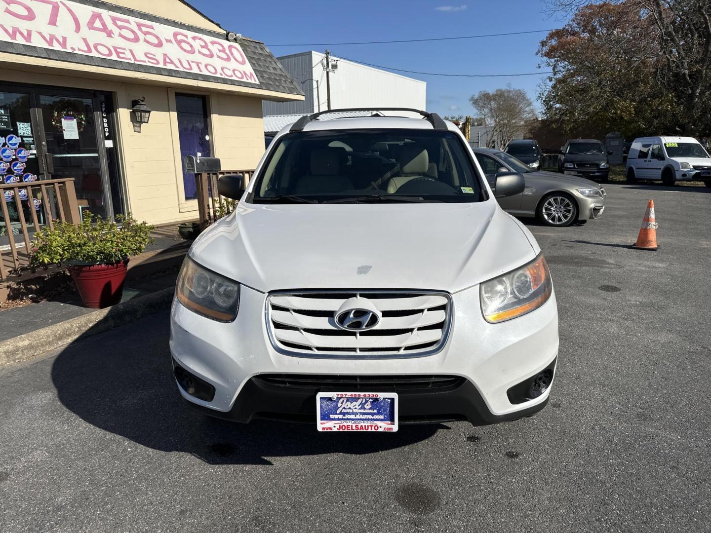 2011 WHITE Hyundai Santa Fe GL 2.4 FWD (5XYZG3AB3BG) with an 2.4L L4 DOHC 16V engine, 6-Speed Automatic transmission, located at 5700 Curlew Drive, Norfolk, VA, 23502, (757) 455-6330, 36.841885, -76.209412 - Photo#4