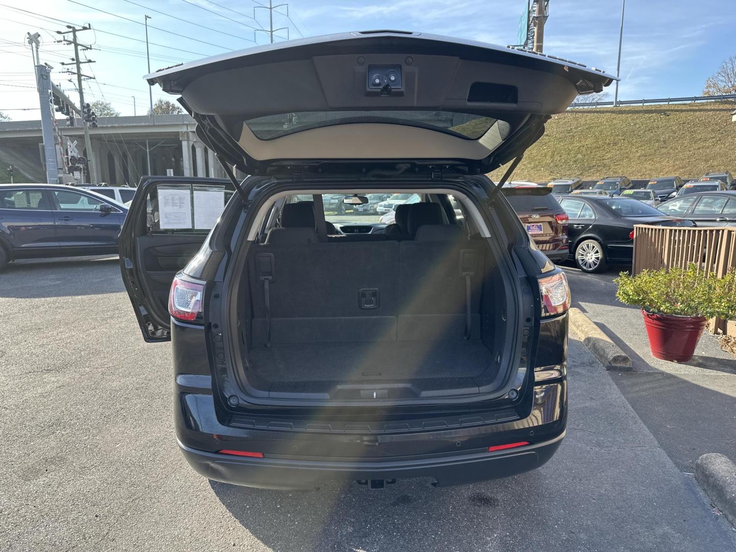 2016 Black Chevrolet Traverse 1LT AWD (1GNKVGKD0GJ) with an 3.6L V6 DOHC 24V engine, 6A transmission, located at 5700 Curlew Drive, Norfolk, VA, 23502, (757) 455-6330, 36.841885, -76.209412 - Photo#9