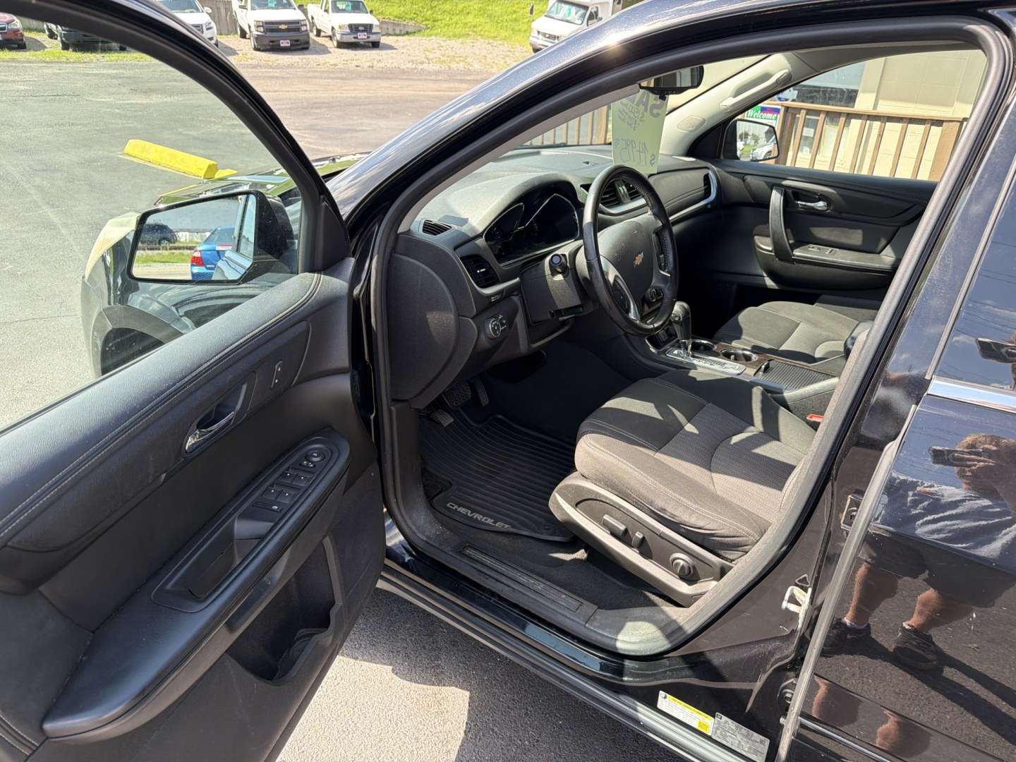 2016 Black Chevrolet Traverse 1LT AWD (1GNKVGKD0GJ) with an 3.6L V6 DOHC 24V engine, 6A transmission, located at 5700 Curlew Drive, Norfolk, VA, 23502, (757) 455-6330, 36.841885, -76.209412- Photo#5