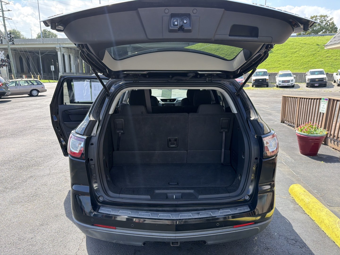 2016 Black Chevrolet Traverse 1LT AWD (1GNKVGKD0GJ) with an 3.6L V6 DOHC 24V engine, 6A transmission, located at 5700 Curlew Drive, Norfolk, VA, 23502, (757) 455-6330, 36.841885, -76.209412- Photo#10
