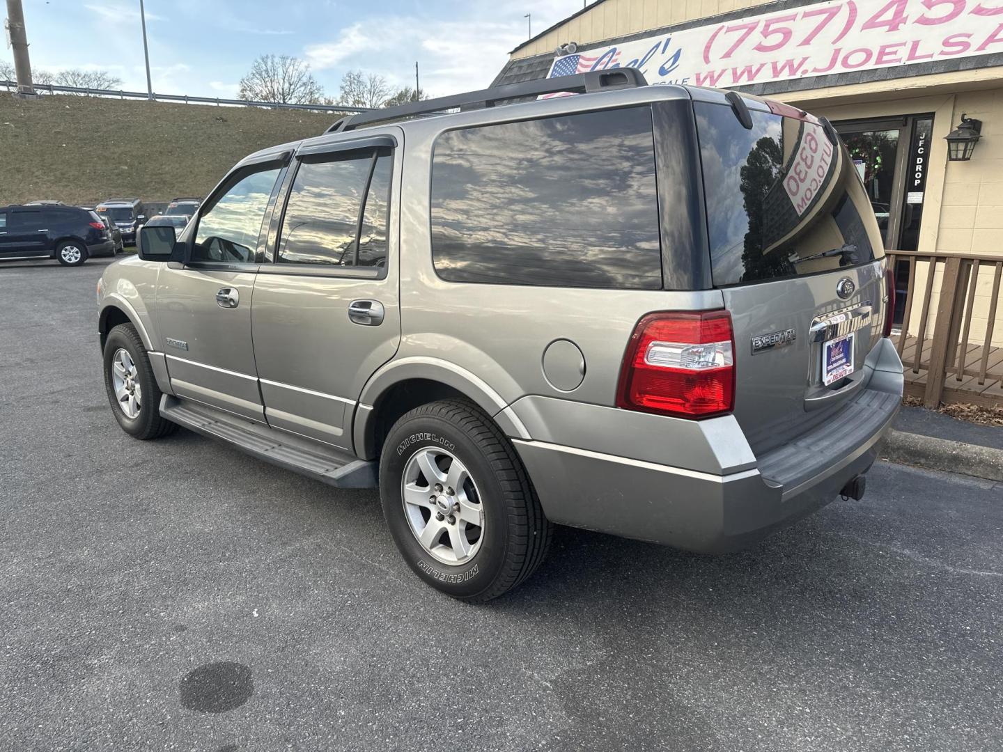 2008 Grey Ford Expedition XLT 4WD (1FMFU165X8L) with an 5.4L V8 SOHC 16V engine, 6-Speed Automatic Overdrive transmission, located at 5700 Curlew Drive, Norfolk, VA, 23502, (757) 455-6330, 36.841885, -76.209412 - Photo#1