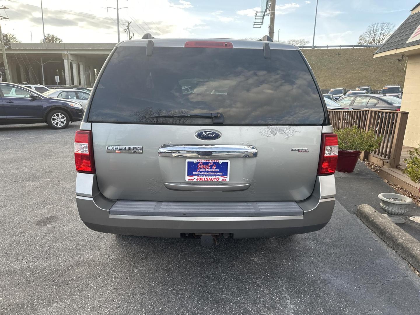 2008 Grey Ford Expedition XLT 4WD (1FMFU165X8L) with an 5.4L V8 SOHC 16V engine, 6-Speed Automatic Overdrive transmission, located at 5700 Curlew Drive, Norfolk, VA, 23502, (757) 455-6330, 36.841885, -76.209412 - Photo#2