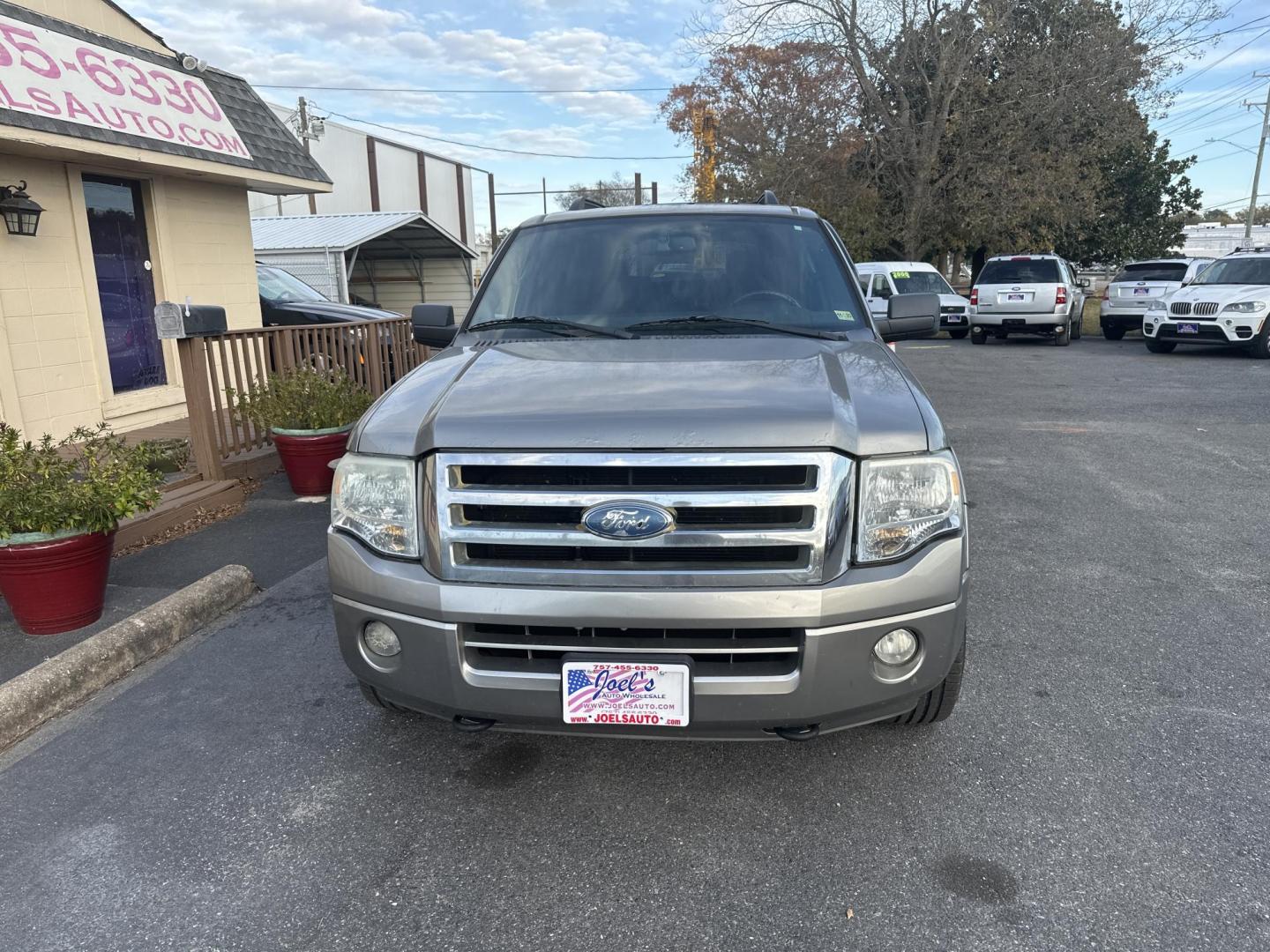 2008 Grey Ford Expedition XLT 4WD (1FMFU165X8L) with an 5.4L V8 SOHC 16V engine, 6-Speed Automatic Overdrive transmission, located at 5700 Curlew Drive, Norfolk, VA, 23502, (757) 455-6330, 36.841885, -76.209412 - Photo#4