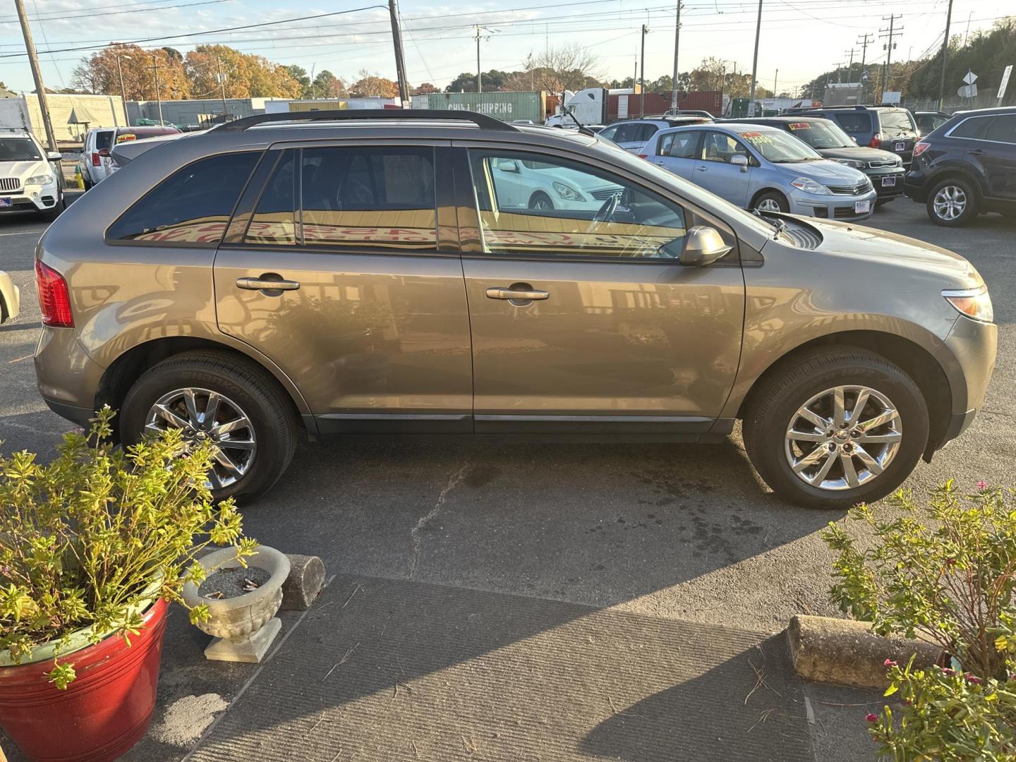 2014 Green Ford Edge SEL FWD (2FMDK3JC8EB) with an 3.5L V6 DOHC 24V engine, 6-Speed Automatic transmission, located at 5700 Curlew Drive, Norfolk, VA, 23502, (757) 455-6330, 36.841885, -76.209412 - Photo#3