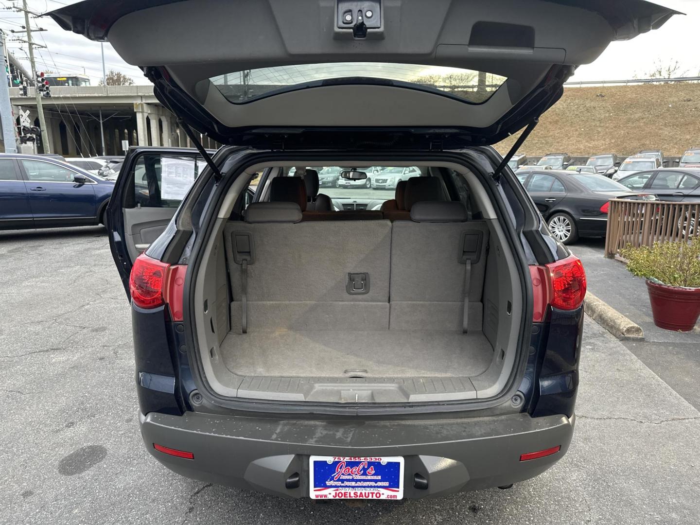 2012 Blue Chevrolet Traverse LS AWD (1GNKVEED1CJ) with an 3.6L V6 DOHC 24V engine, 6-Speed Automatic transmission, located at 5700 Curlew Drive, Norfolk, VA, 23502, (757) 455-6330, 36.841885, -76.209412 - Photo#10