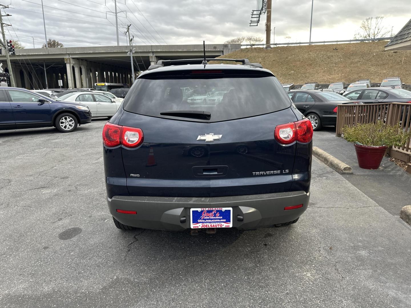 2012 Blue Chevrolet Traverse LS AWD (1GNKVEED1CJ) with an 3.6L V6 DOHC 24V engine, 6-Speed Automatic transmission, located at 5700 Curlew Drive, Norfolk, VA, 23502, (757) 455-6330, 36.841885, -76.209412 - Photo#3