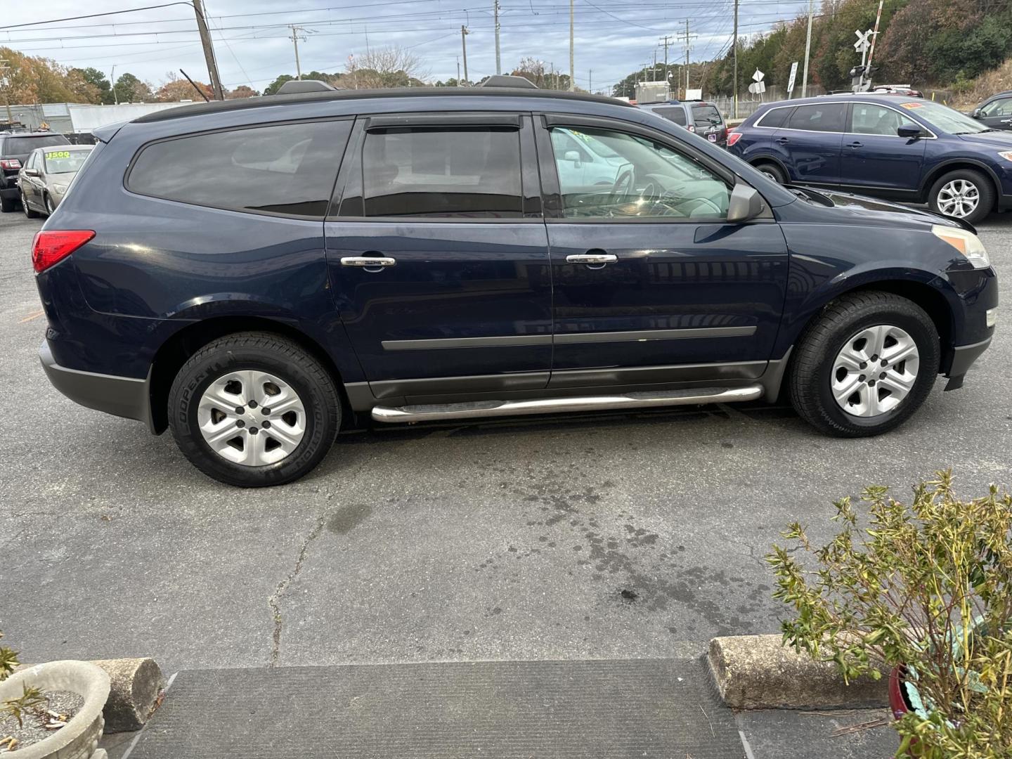 2012 Blue Chevrolet Traverse LS AWD (1GNKVEED1CJ) with an 3.6L V6 DOHC 24V engine, 6-Speed Automatic transmission, located at 5700 Curlew Drive, Norfolk, VA, 23502, (757) 455-6330, 36.841885, -76.209412 - Photo#4