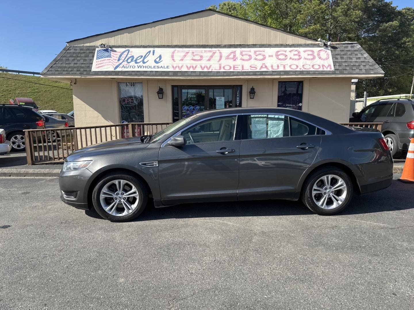 2017 Grey Ford Taurus SE FWD (1FAHP2D82HG) with an 3.5L V6 DOHC 24V engine, 6A transmission, located at 5700 Curlew Drive, Norfolk, VA, 23502, (757) 455-6330, 36.841885, -76.209412 - Photo#1
