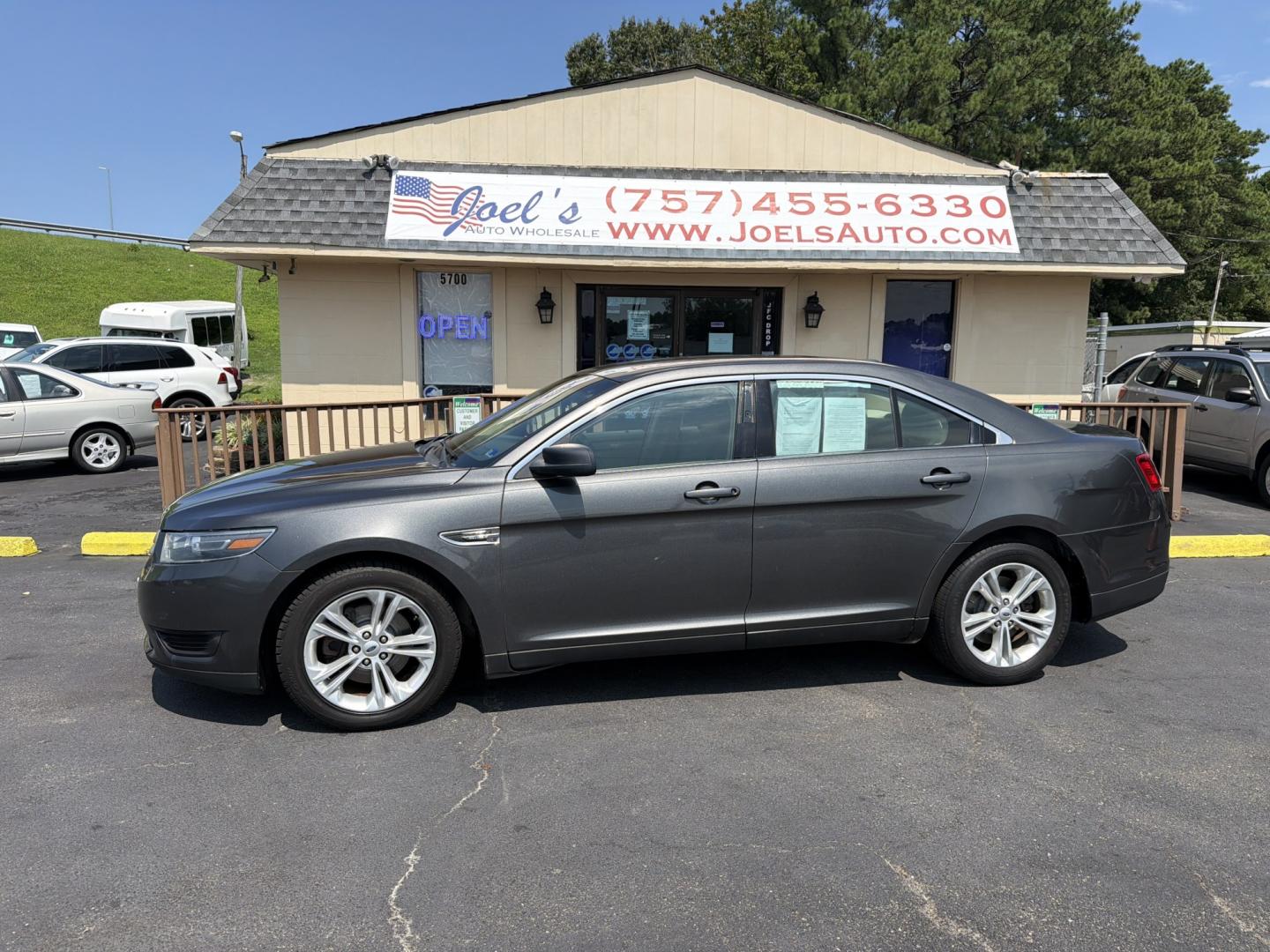 2017 Grey Ford Taurus SE FWD (1FAHP2D82HG) with an 3.5L V6 DOHC 24V engine, 6A transmission, located at 5700 Curlew Drive, Norfolk, VA, 23502, (757) 455-6330, 36.841885, -76.209412- Photo#0
