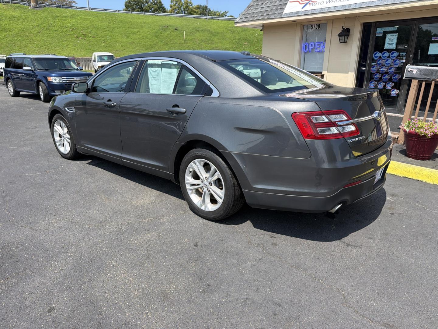 2017 Grey Ford Taurus SE FWD (1FAHP2D82HG) with an 3.5L V6 DOHC 24V engine, 6A transmission, located at 5700 Curlew Drive, Norfolk, VA, 23502, (757) 455-6330, 36.841885, -76.209412- Photo#1