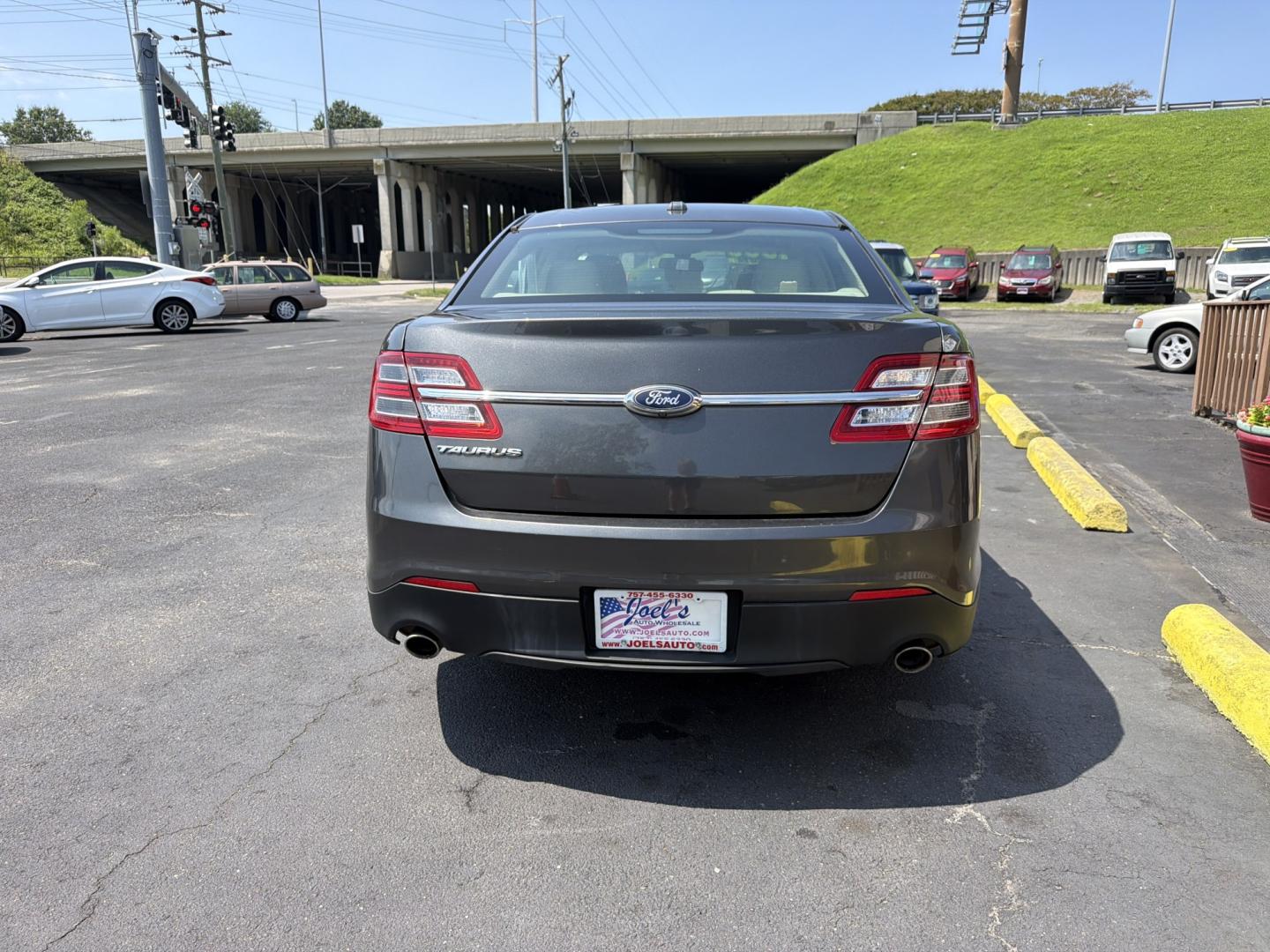 2017 Grey Ford Taurus SE FWD (1FAHP2D82HG) with an 3.5L V6 DOHC 24V engine, 6A transmission, located at 5700 Curlew Drive, Norfolk, VA, 23502, (757) 455-6330, 36.841885, -76.209412- Photo#2