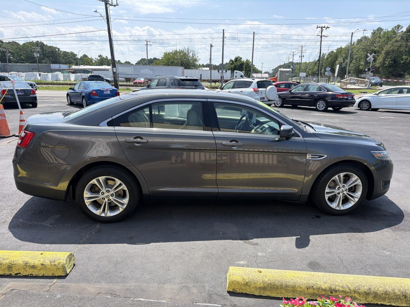 2017 Grey Ford Taurus SE FWD (1FAHP2D82HG) with an 3.5L V6 DOHC 24V engine, 6A transmission, located at 5700 Curlew Drive, Norfolk, VA, 23502, (757) 455-6330, 36.841885, -76.209412- Photo#3