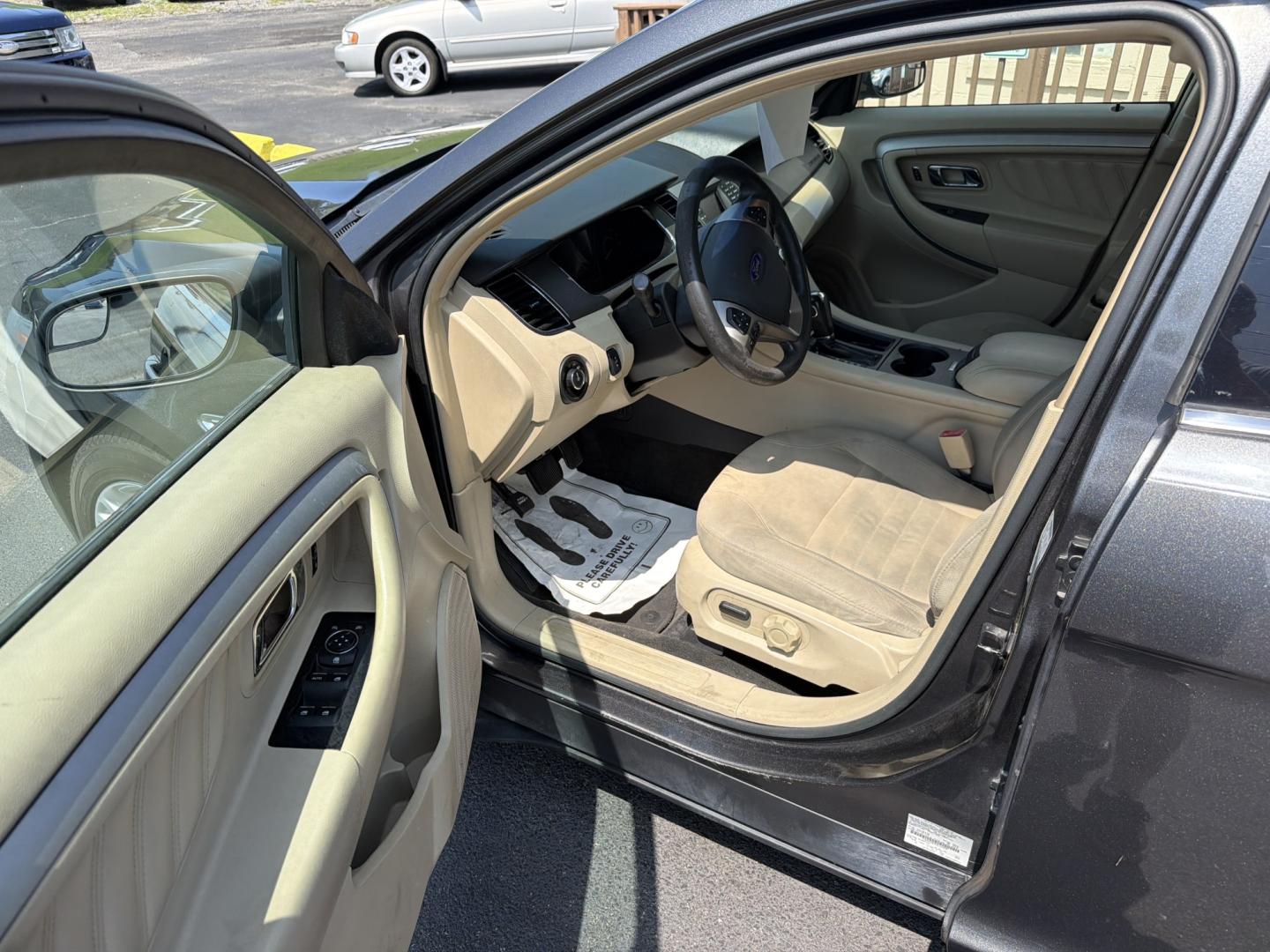 2017 Grey Ford Taurus SE FWD (1FAHP2D82HG) with an 3.5L V6 DOHC 24V engine, 6A transmission, located at 5700 Curlew Drive, Norfolk, VA, 23502, (757) 455-6330, 36.841885, -76.209412- Photo#5