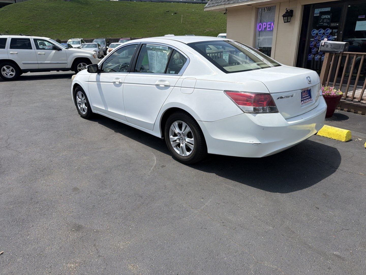 2009 white Honda Accord LX-P Sedan AT (1HGCP26459A) with an 2.4L L4 DOHC 16V engine, 5-Speed Automatic transmission, located at 5700 Curlew Drive, Norfolk, VA, 23502, (757) 455-6330, 36.841885, -76.209412- Photo#1