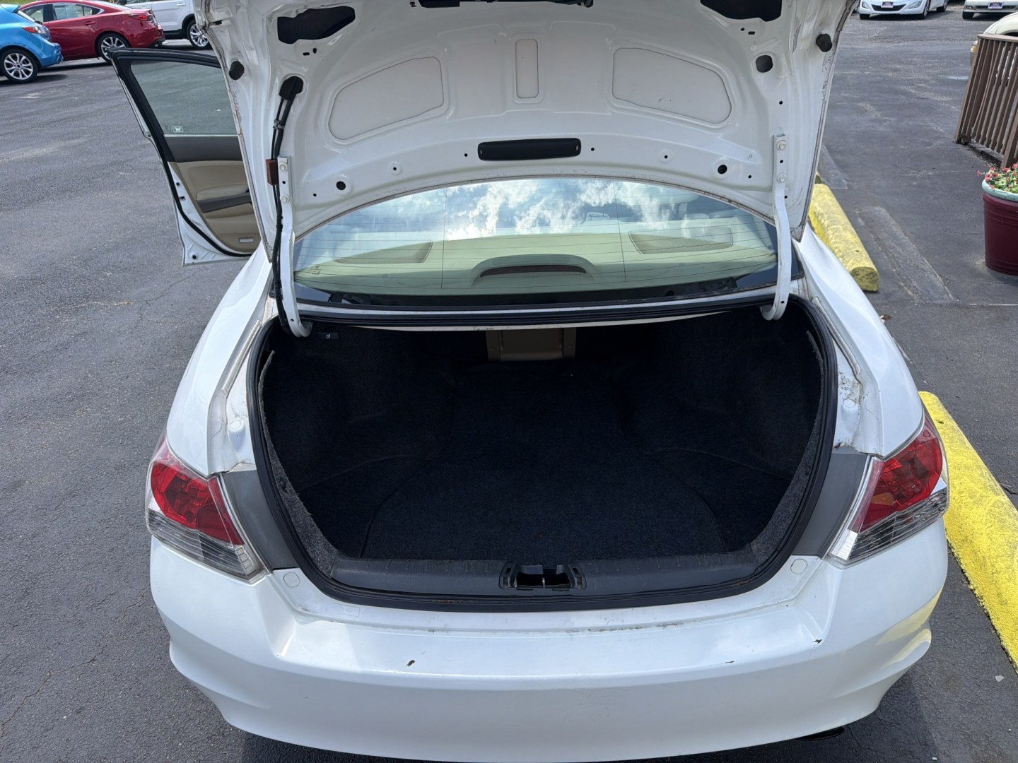 2009 white Honda Accord LX-P Sedan AT (1HGCP26459A) with an 2.4L L4 DOHC 16V engine, 5-Speed Automatic transmission, located at 5700 Curlew Drive, Norfolk, VA, 23502, (757) 455-6330, 36.841885, -76.209412- Photo#10
