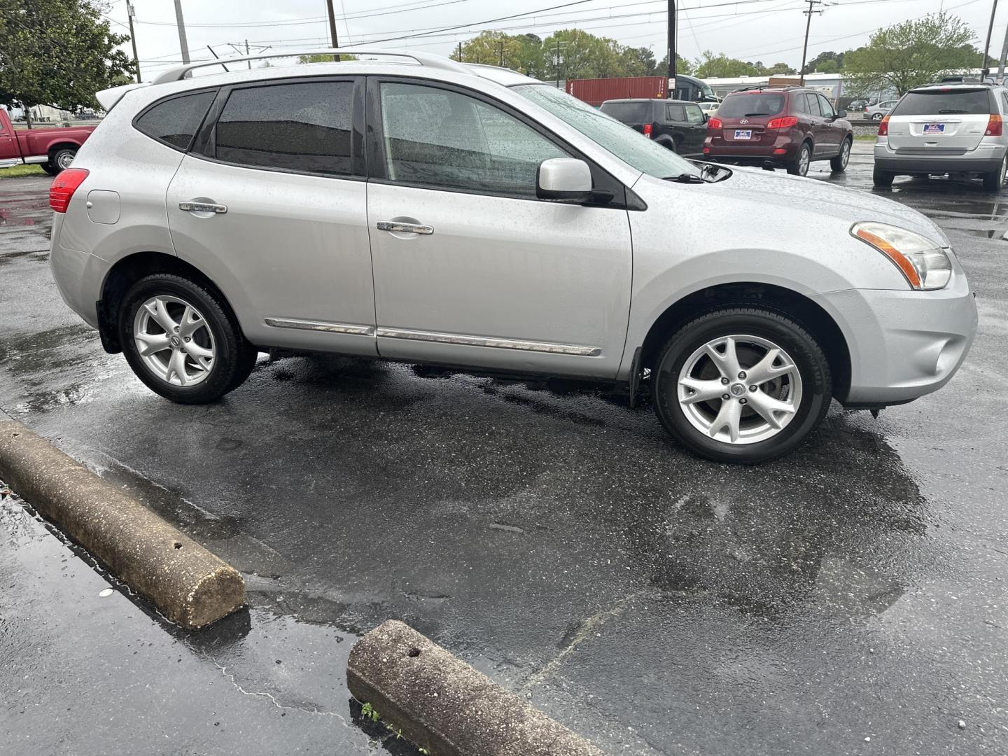 2011 Silver Nissan Rogue S AWD (JN8AS5MV3BW) with an 2.5L L4 DOHC 16V engine, CVT transmission, located at 5700 Curlew Drive, Norfolk, VA, 23502, (757) 455-6330, 36.841885, -76.209412 - Photo#3