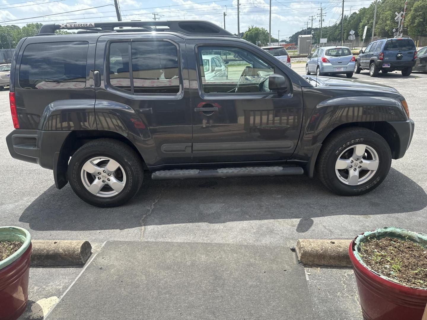 2006 Black Nissan Xterra OR 4WD (5N1AN08W66C) with an 4.0L V6 DOHC 24V engine, located at 5700 Curlew Drive, Norfolk, VA, 23502, (757) 455-6330, 36.841885, -76.209412 - Photo#3