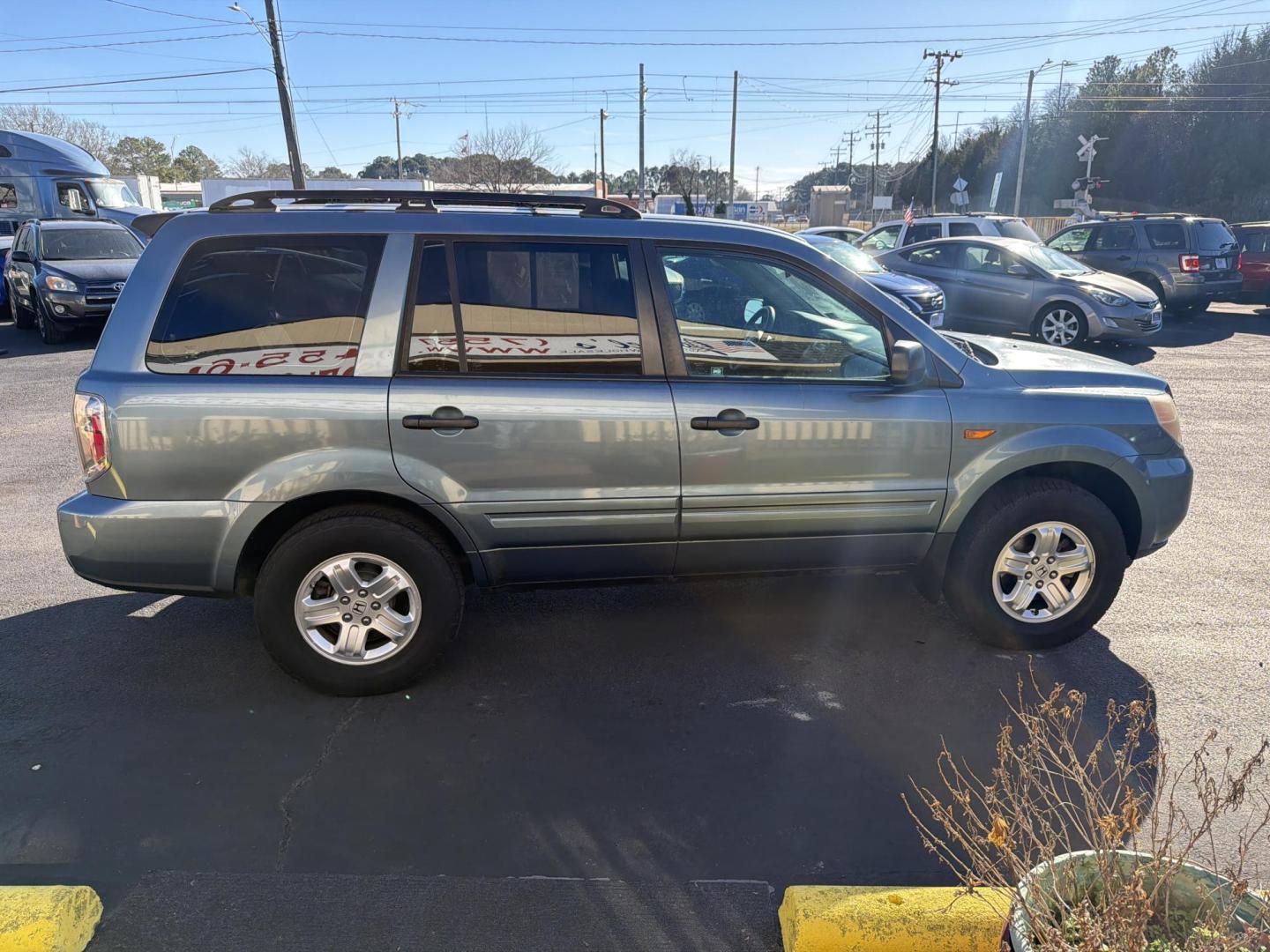 2007 Blue Honda Pilot LX 2WD (5FNYF28147B) with an 3.5L V6 SOHC 24V engine, 5-Speed Automatic Overdrive transmission, located at 5700 Curlew Drive, Norfolk, VA, 23502, (757) 455-6330, 36.841885, -76.209412 - Photo#4