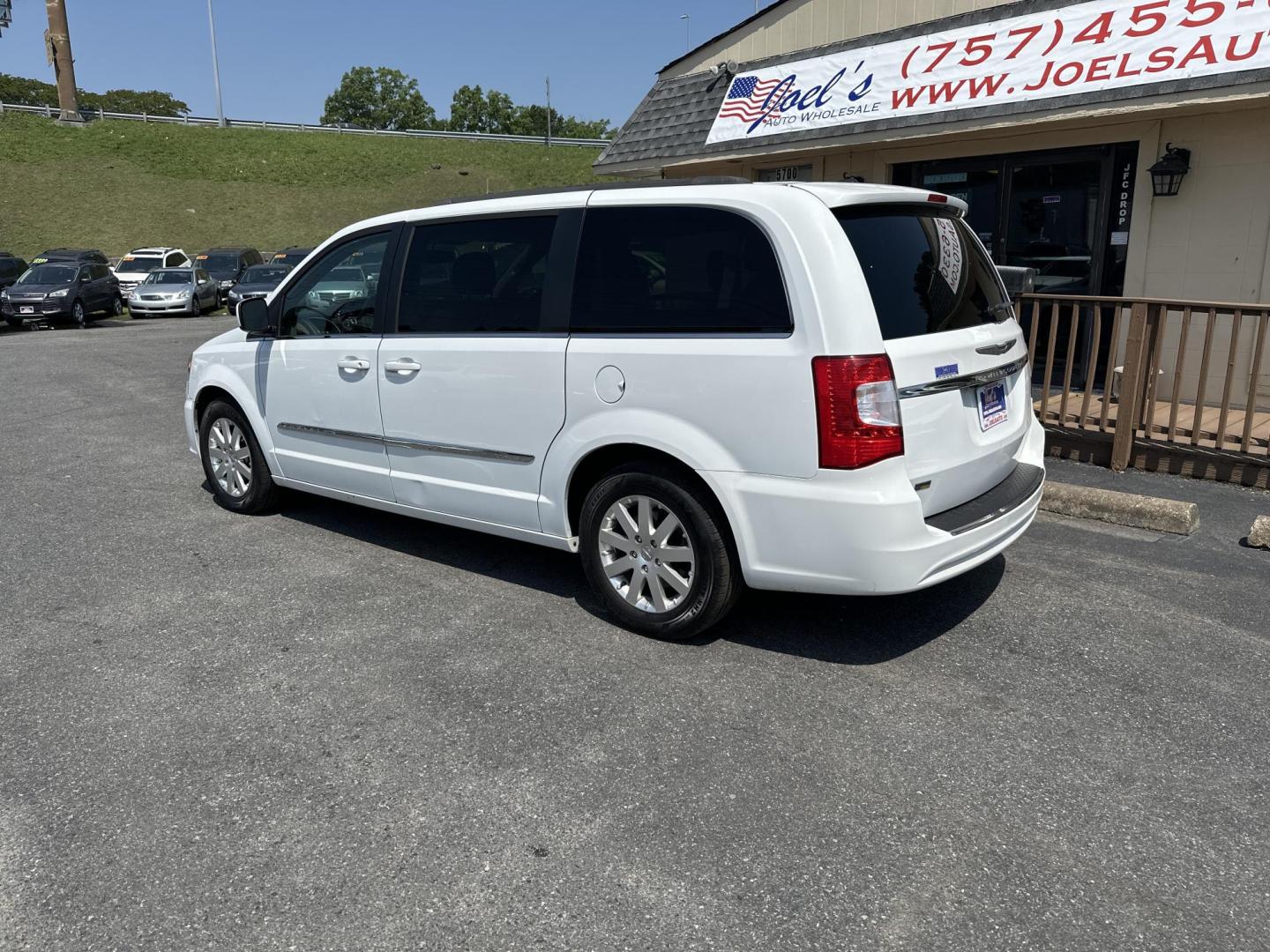 2016 white Chrysler Town & Country Touring (2C4RC1BG5GR) with an 3.6L V6 DOHC 24V engine, 6A transmission, located at 5700 Curlew Drive, Norfolk, VA, 23502, (757) 455-6330, 36.841885, -76.209412 - Photo#1