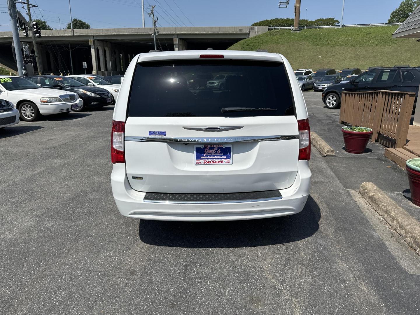2016 white Chrysler Town & Country Touring (2C4RC1BG5GR) with an 3.6L V6 DOHC 24V engine, 6A transmission, located at 5700 Curlew Drive, Norfolk, VA, 23502, (757) 455-6330, 36.841885, -76.209412 - Photo#2