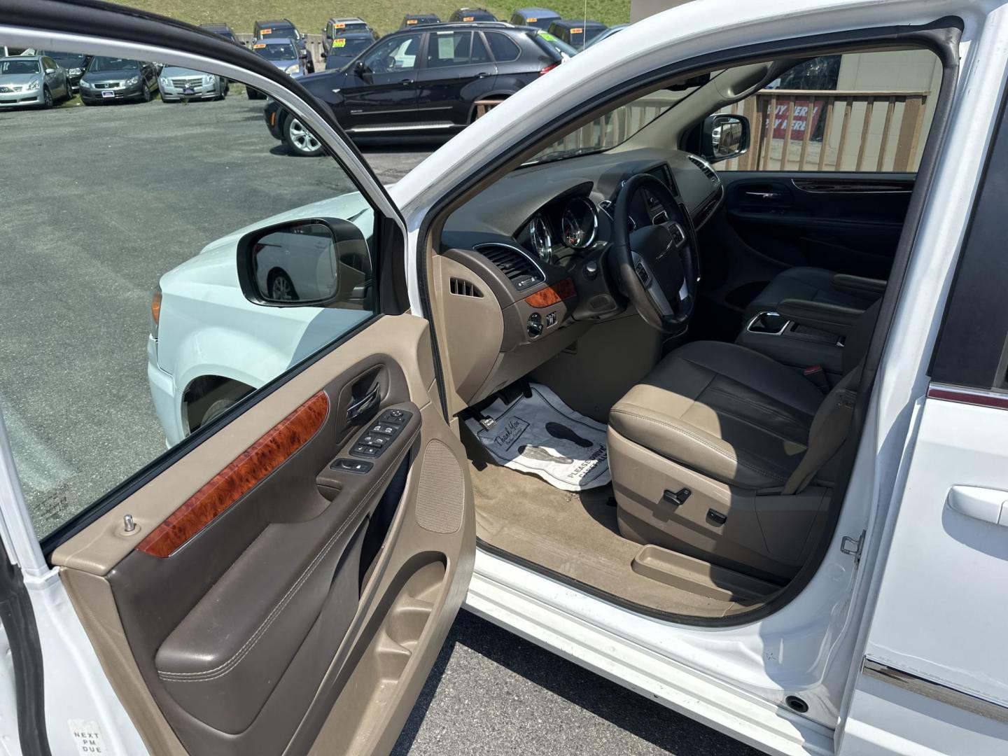 2016 white Chrysler Town & Country Touring (2C4RC1BG5GR) with an 3.6L V6 DOHC 24V engine, 6A transmission, located at 5700 Curlew Drive, Norfolk, VA, 23502, (757) 455-6330, 36.841885, -76.209412 - Photo#5