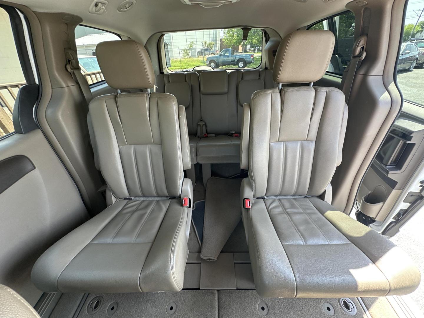 2016 white Chrysler Town & Country Touring (2C4RC1BG5GR) with an 3.6L V6 DOHC 24V engine, 6A transmission, located at 5700 Curlew Drive, Norfolk, VA, 23502, (757) 455-6330, 36.841885, -76.209412 - Photo#8