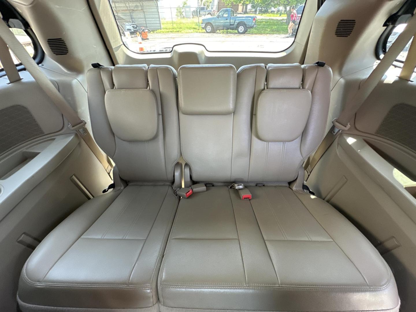 2016 white Chrysler Town & Country Touring (2C4RC1BG5GR) with an 3.6L V6 DOHC 24V engine, 6A transmission, located at 5700 Curlew Drive, Norfolk, VA, 23502, (757) 455-6330, 36.841885, -76.209412 - Photo#9