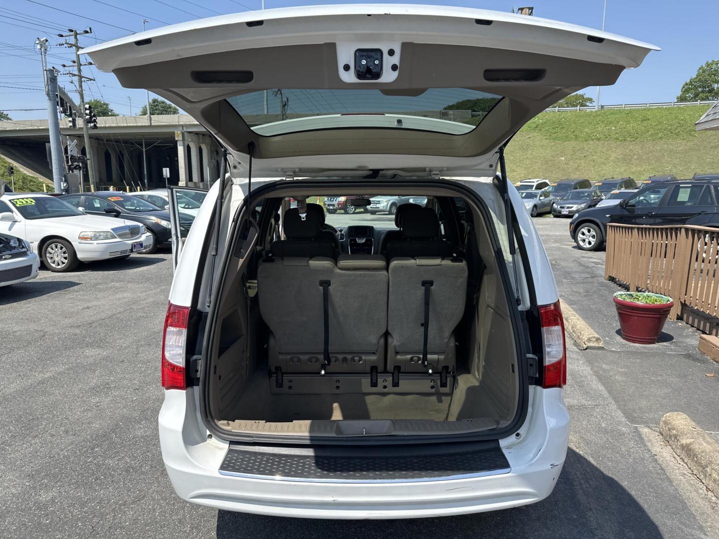 2016 white Chrysler Town & Country Touring (2C4RC1BG5GR) with an 3.6L V6 DOHC 24V engine, 6A transmission, located at 5700 Curlew Drive, Norfolk, VA, 23502, (757) 455-6330, 36.841885, -76.209412 - Photo#10