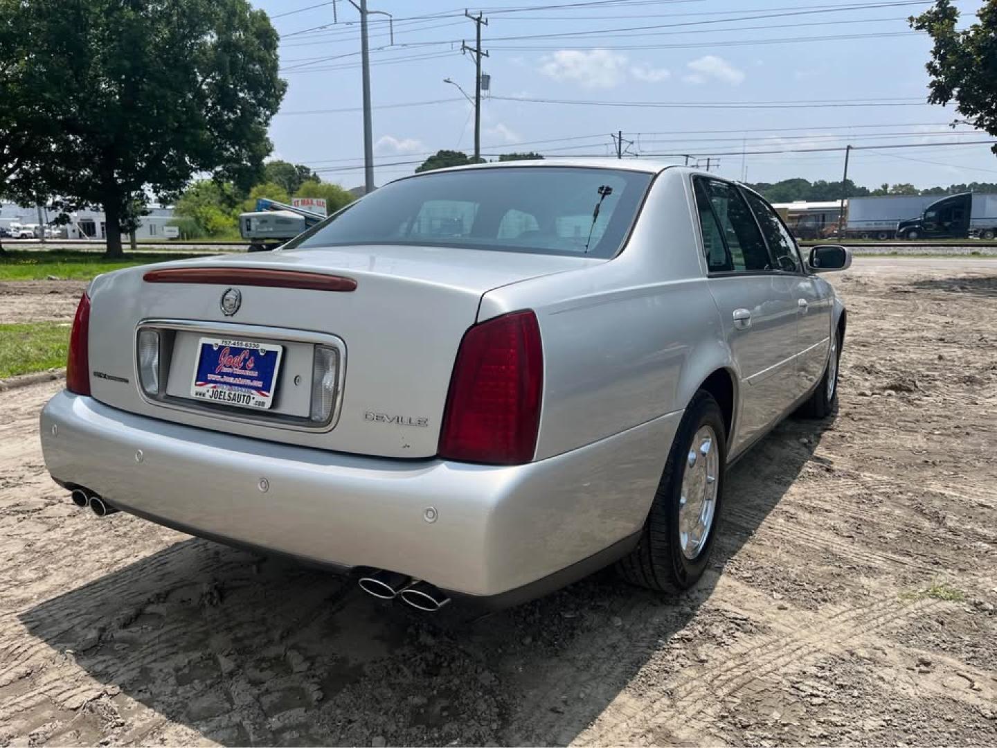 2000 Silver /black Cadillac Deville Base (1G6KD54Y6YU) with an 4.6L V8 DOHC 32V engine, 4-Speed Automatic Overdrive transmission, located at 5700 Curlew Drive, Norfolk, VA, 23502, (757) 455-6330, 36.841885, -76.209412 - -107k miles -Excellent condition -Ready for a new owner -New state inspection -Virginia dealer - Photo#4