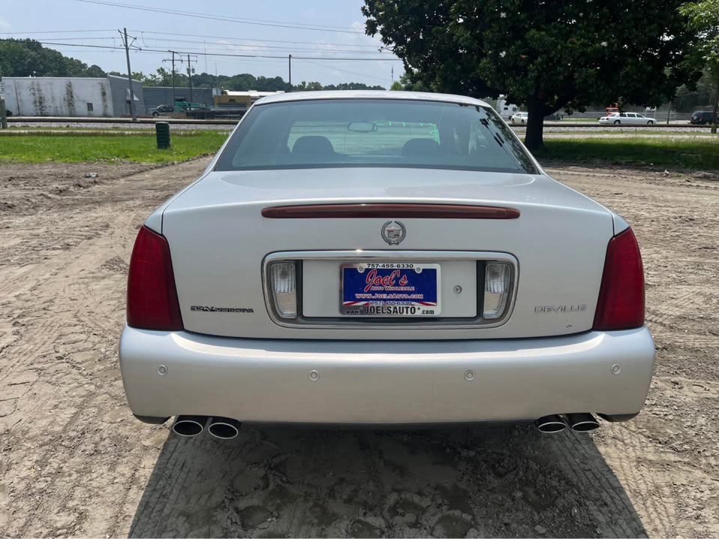 2000 Silver /black Cadillac Deville Base (1G6KD54Y6YU) with an 4.6L V8 DOHC 32V engine, 4-Speed Automatic Overdrive transmission, located at 5700 Curlew Drive, Norfolk, VA, 23502, (757) 455-6330, 36.841885, -76.209412 - -107k miles -Excellent condition -Ready for a new owner -New state inspection -Virginia dealer - Photo#3