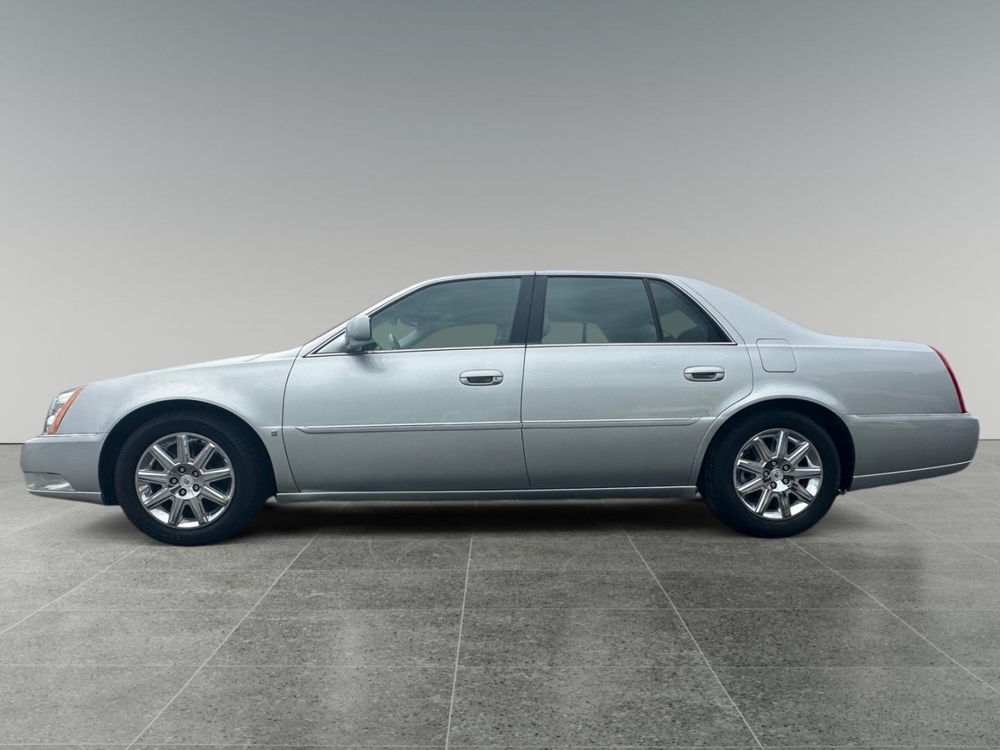 2009 Cadillac DTS Luxury I (1G6KD57Y59U) with an 4.6L V8 DOHC 32V engine, 4-Speed Automatic Overdrive transmission, located at 5700 Curlew Drive, Norfolk, VA, 23502, (757) 455-6330, 36.841885, -76.209412 - Photo#2