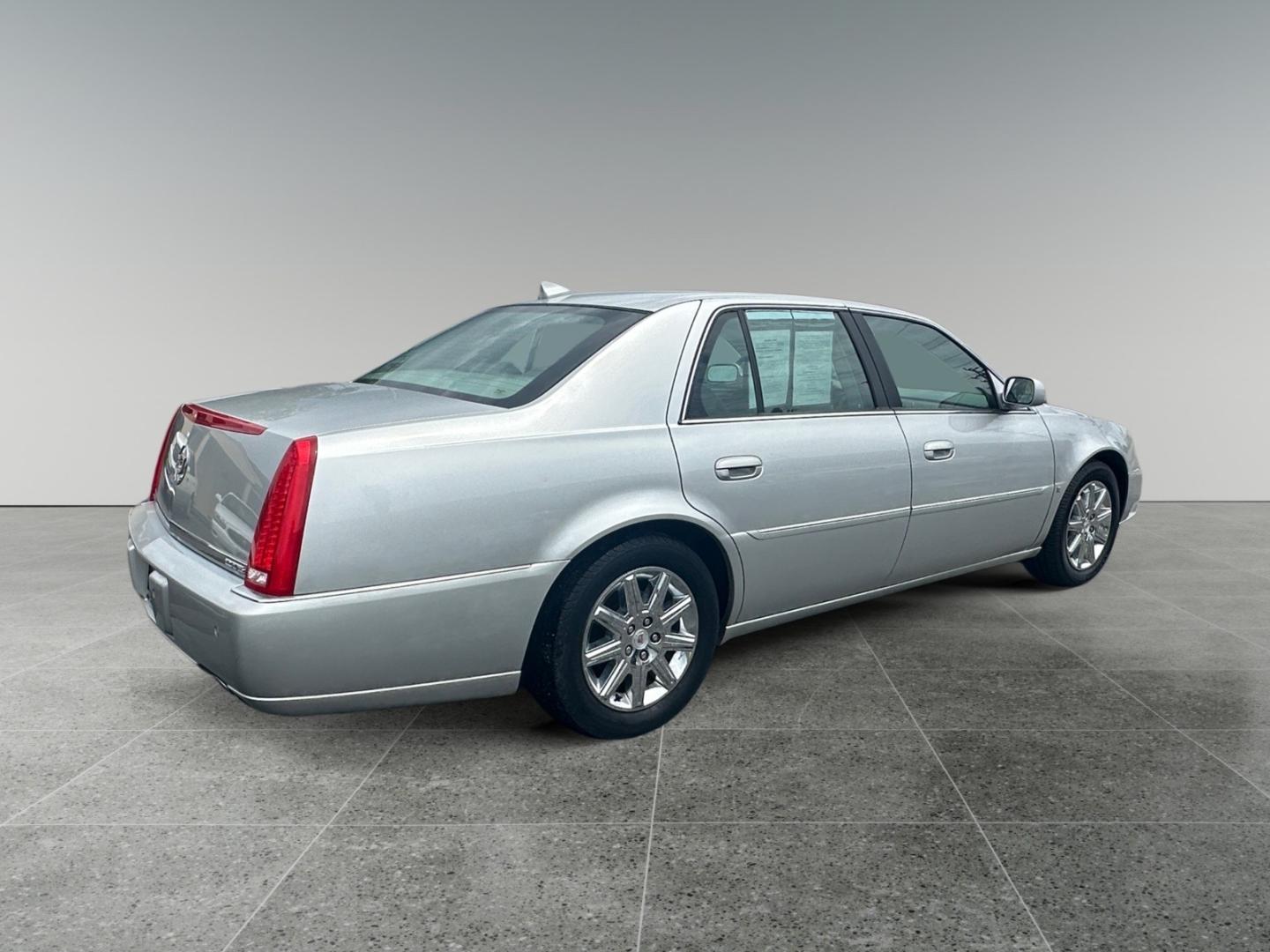 2009 Cadillac DTS Luxury I (1G6KD57Y59U) with an 4.6L V8 DOHC 32V engine, 4-Speed Automatic Overdrive transmission, located at 5700 Curlew Drive, Norfolk, VA, 23502, (757) 455-6330, 36.841885, -76.209412 - Photo#5