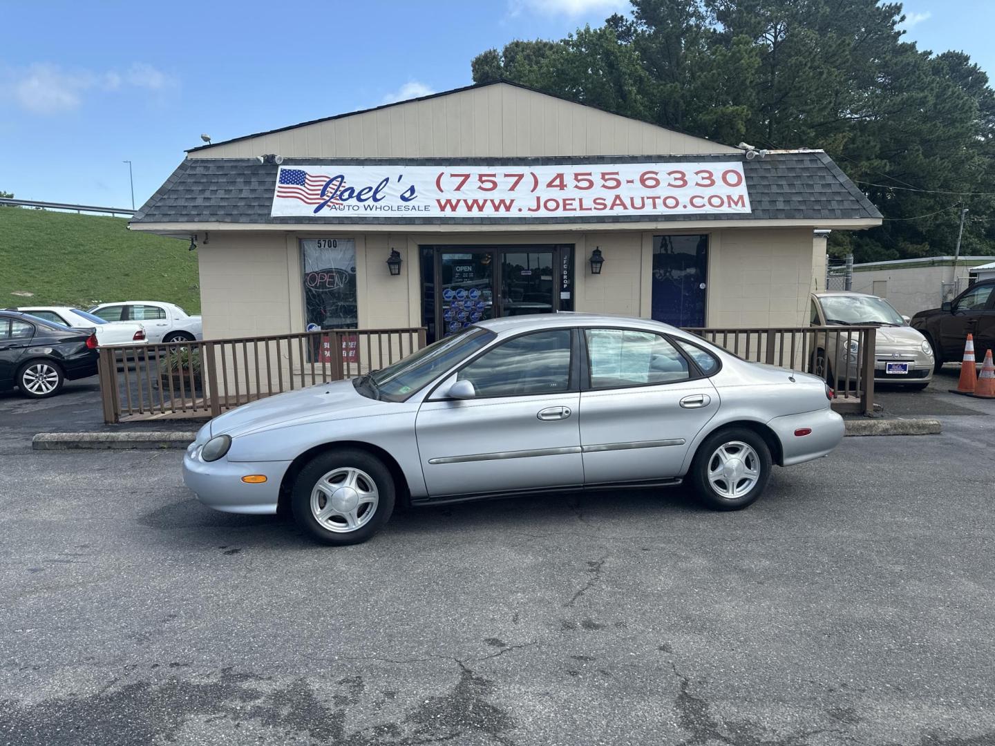 1999 Gray Ford Taurus SE (1FAFP53U0XA) with an 3.0L V6 OHV 12V engine, 4-Speed Automatic Overdrive transmission, located at 5700 Curlew Drive, Norfolk, VA, 23502, (757) 455-6330, 36.841885, -76.209412 - Photo#1