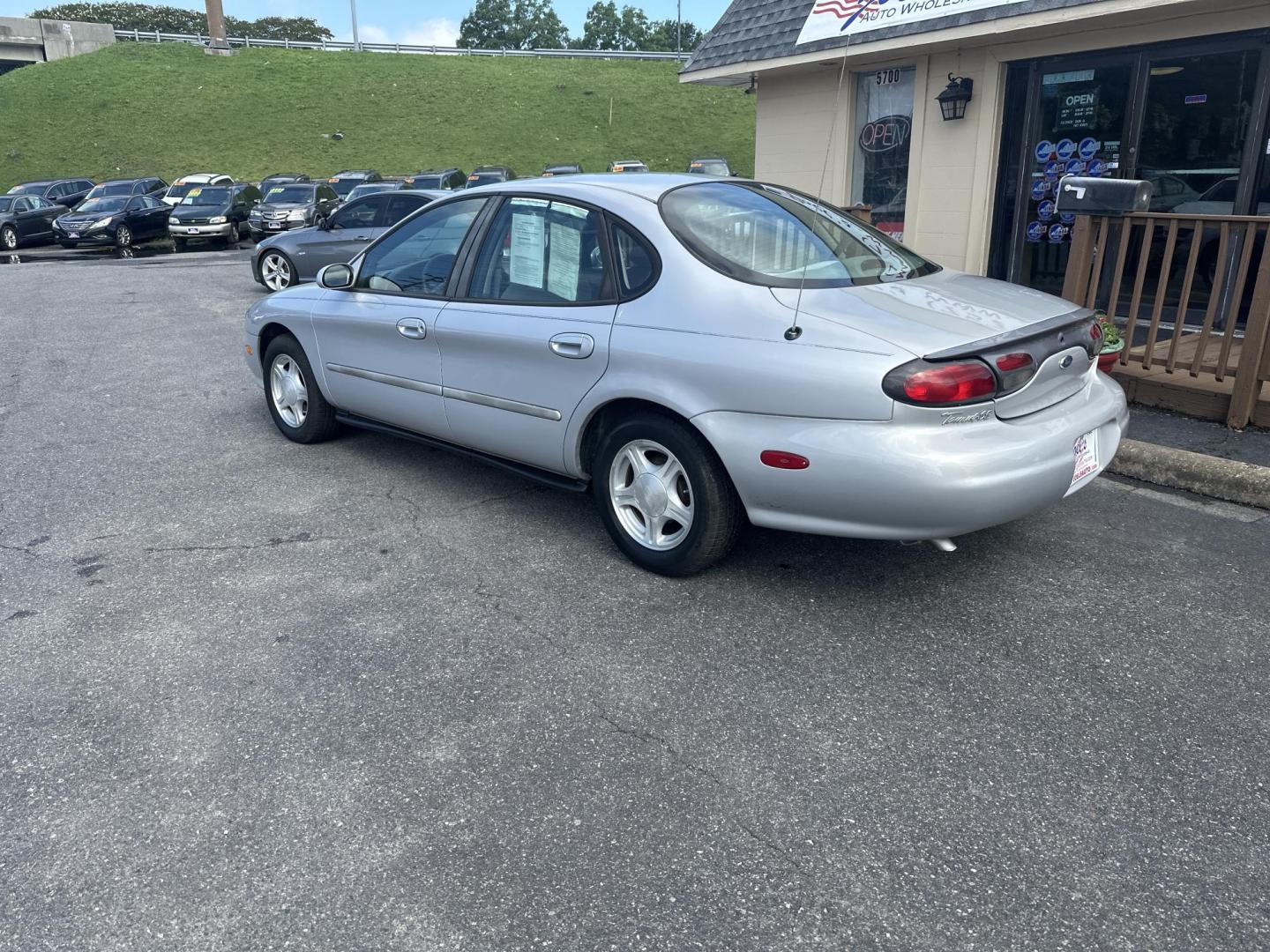 1999 Gray Ford Taurus SE (1FAFP53U0XA) with an 3.0L V6 OHV 12V engine, 4-Speed Automatic Overdrive transmission, located at 5700 Curlew Drive, Norfolk, VA, 23502, (757) 455-6330, 36.841885, -76.209412 - Photo#1