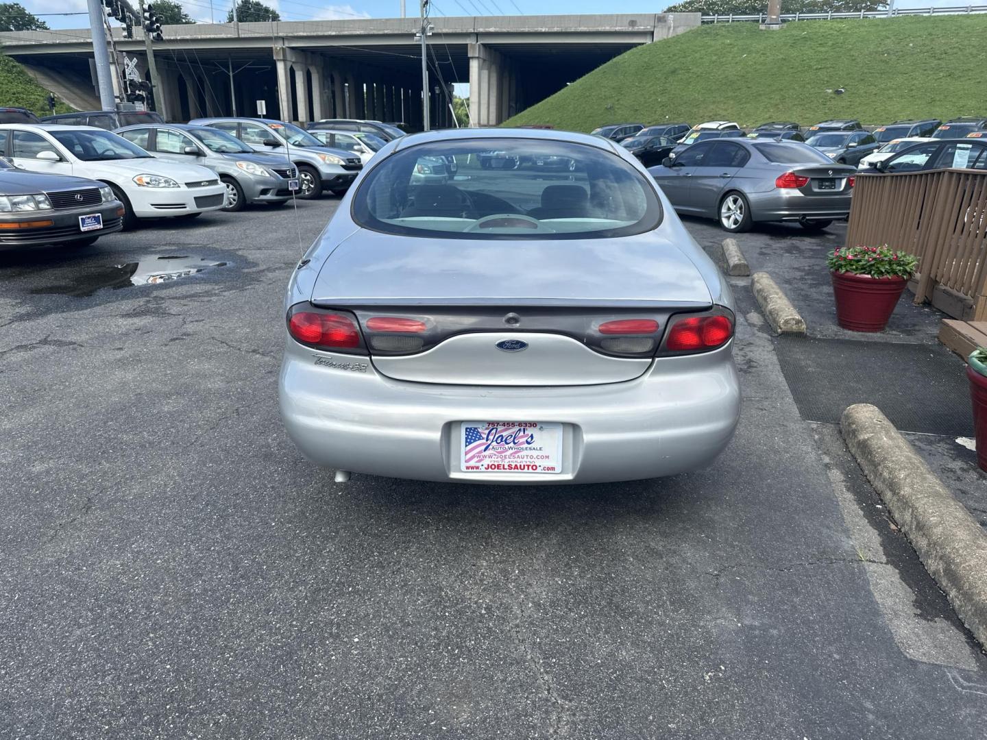 1999 Gray Ford Taurus SE (1FAFP53U0XA) with an 3.0L V6 OHV 12V engine, 4-Speed Automatic Overdrive transmission, located at 5700 Curlew Drive, Norfolk, VA, 23502, (757) 455-6330, 36.841885, -76.209412 - Photo#2
