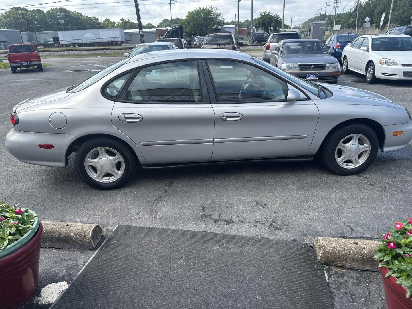 1999 Gray Ford Taurus SE (1FAFP53U0XA) with an 3.0L V6 OHV 12V engine, 4-Speed Automatic Overdrive transmission, located at 5700 Curlew Drive, Norfolk, VA, 23502, (757) 455-6330, 36.841885, -76.209412 - Photo#3