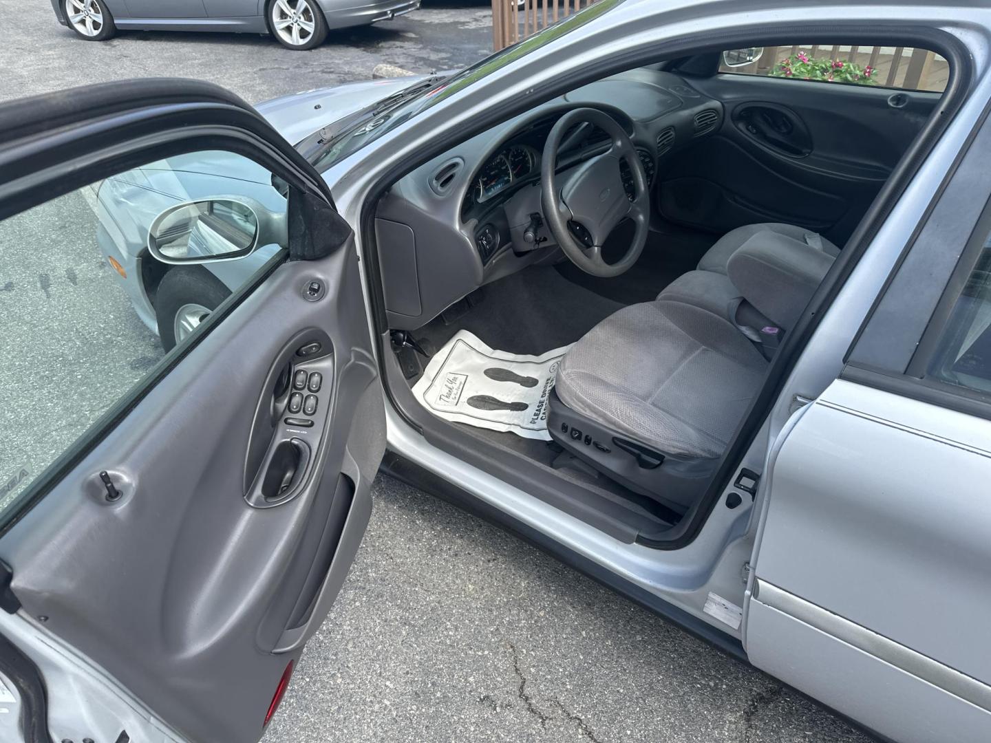 1999 Gray Ford Taurus SE (1FAFP53U0XA) with an 3.0L V6 OHV 12V engine, 4-Speed Automatic Overdrive transmission, located at 5700 Curlew Drive, Norfolk, VA, 23502, (757) 455-6330, 36.841885, -76.209412 - Photo#5