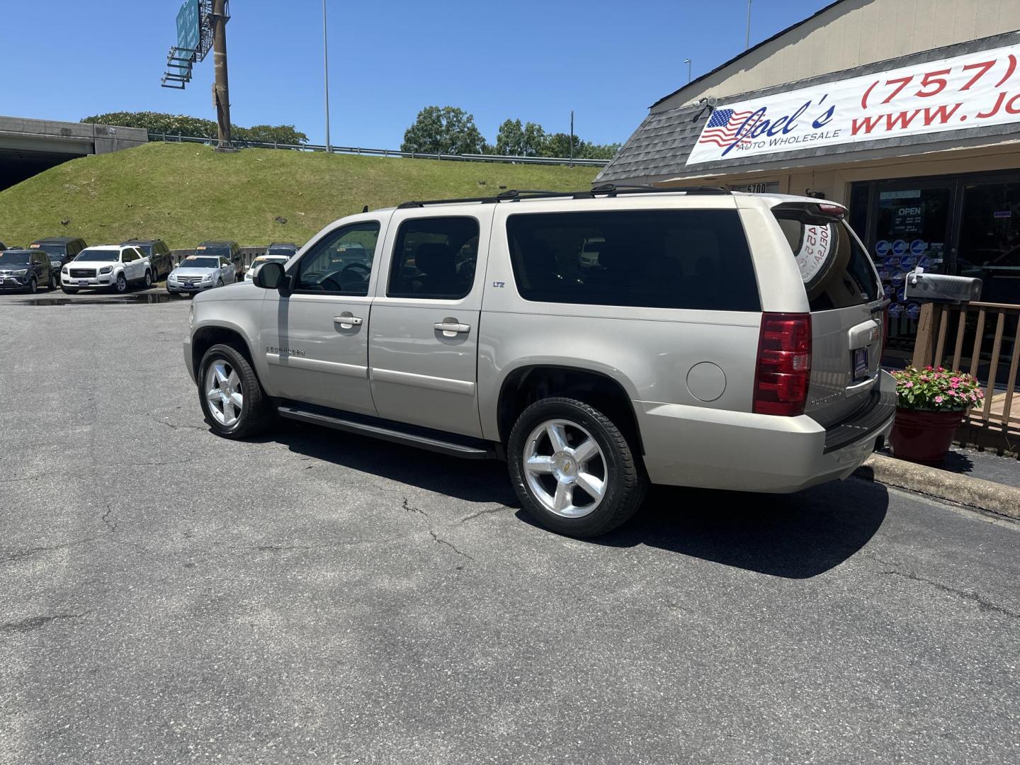 2007 Tan Chevrolet Suburban LS 1500 4WD (1GNFK16377J) with an 5.3L V8 OHV 16V FFV engine, 4-Speed Automatic Overdrive transmission, located at 5700 Curlew Drive, Norfolk, VA, 23502, (757) 455-6330, 36.841885, -76.209412 - Photo#1