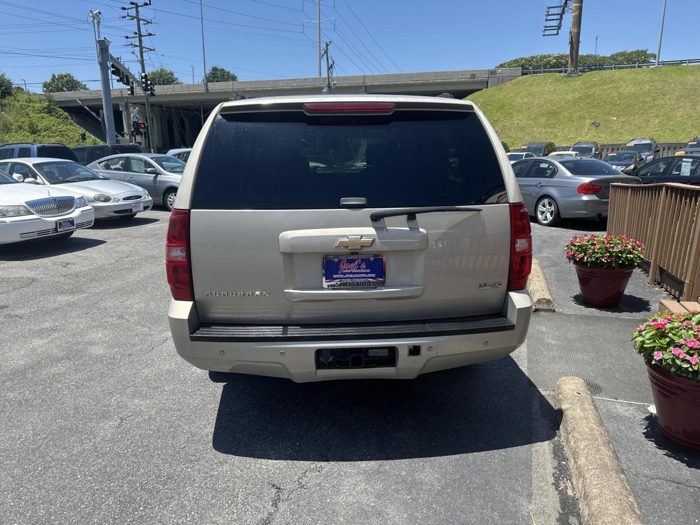 2007 Tan Chevrolet Suburban LS 1500 4WD (1GNFK16377J) with an 5.3L V8 OHV 16V FFV engine, 4-Speed Automatic Overdrive transmission, located at 5700 Curlew Drive, Norfolk, VA, 23502, (757) 455-6330, 36.841885, -76.209412 - Photo#2