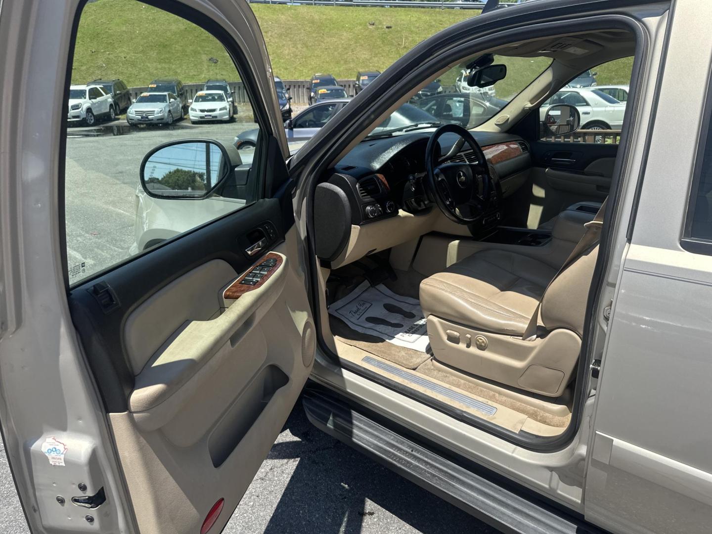 2007 Tan Chevrolet Suburban LS 1500 4WD (1GNFK16377J) with an 5.3L V8 OHV 16V FFV engine, 4-Speed Automatic Overdrive transmission, located at 5700 Curlew Drive, Norfolk, VA, 23502, (757) 455-6330, 36.841885, -76.209412 - Photo#4