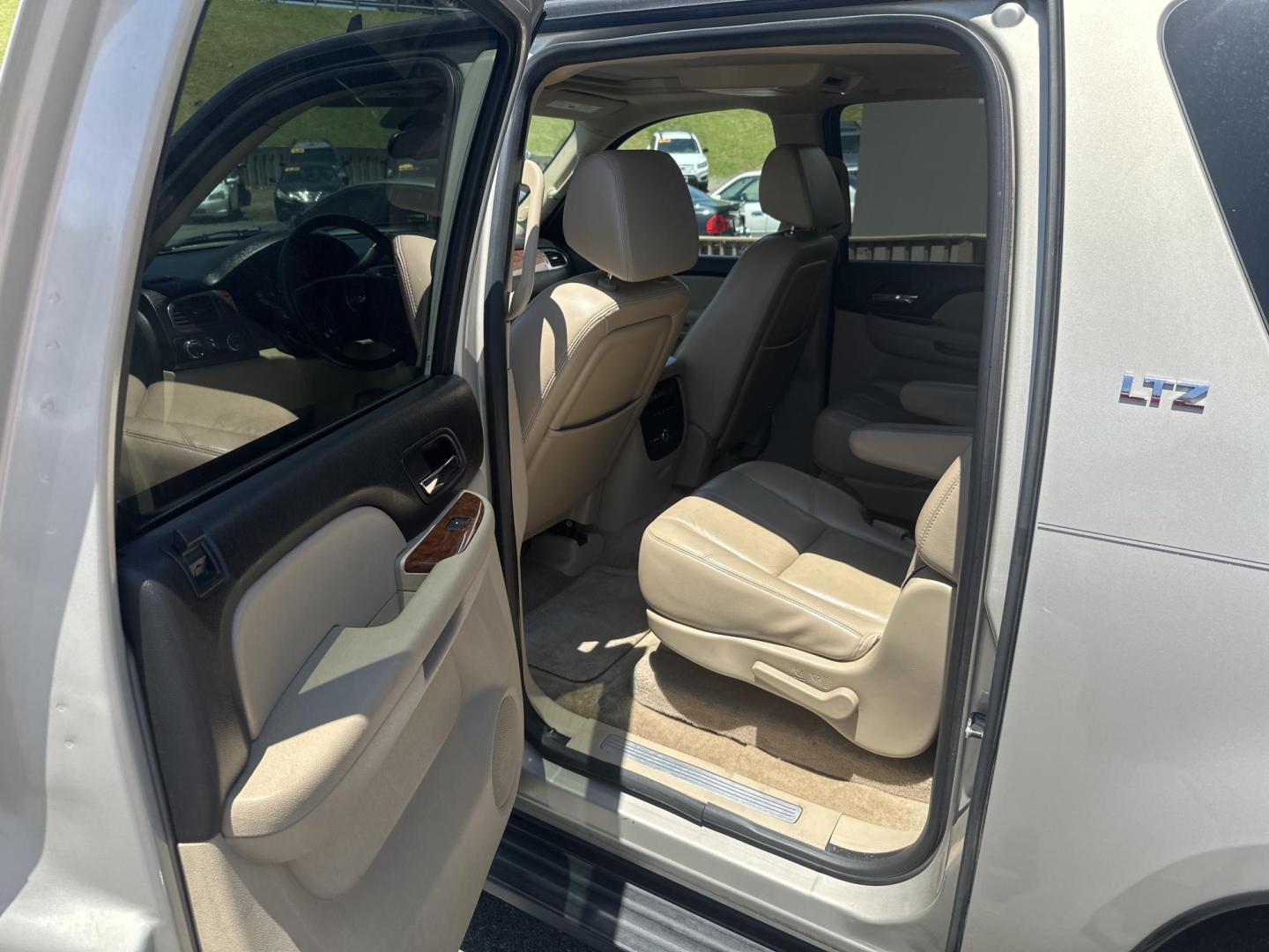2007 Tan Chevrolet Suburban LS 1500 4WD (1GNFK16377J) with an 5.3L V8 OHV 16V FFV engine, 4-Speed Automatic Overdrive transmission, located at 5700 Curlew Drive, Norfolk, VA, 23502, (757) 455-6330, 36.841885, -76.209412 - Photo#7