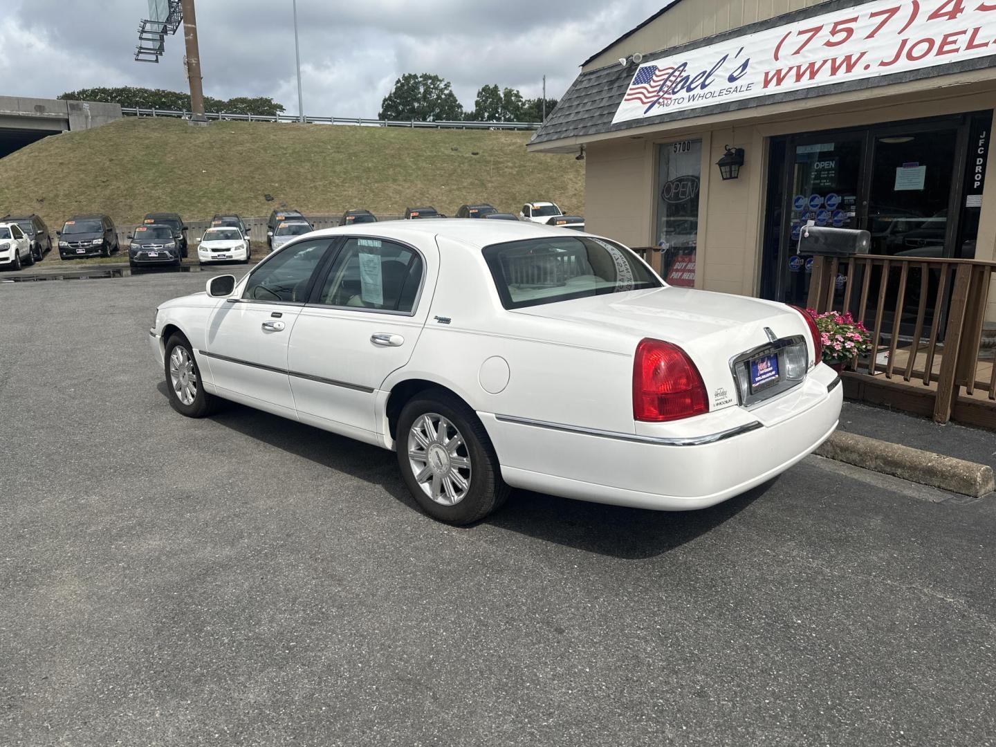 2007 White Lincoln Town Car Signature Limited (1LNHM82V97Y) with an 4.6L V8 SOHC 16V FFV engine, 4-Speed Automatic Overdrive transmission, located at 5700 Curlew Drive, Norfolk, VA, 23502, (757) 455-6330, 36.841885, -76.209412 - Photo#1