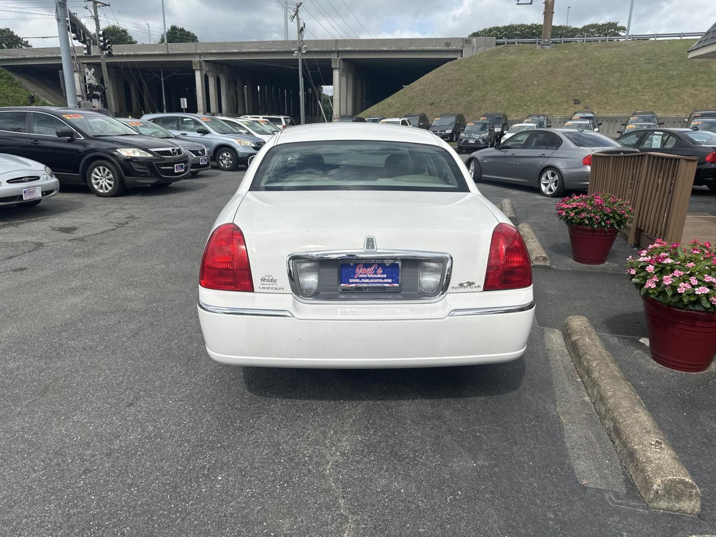 2007 White Lincoln Town Car Signature Limited (1LNHM82V97Y) with an 4.6L V8 SOHC 16V FFV engine, 4-Speed Automatic Overdrive transmission, located at 5700 Curlew Drive, Norfolk, VA, 23502, (757) 455-6330, 36.841885, -76.209412 - Photo#2