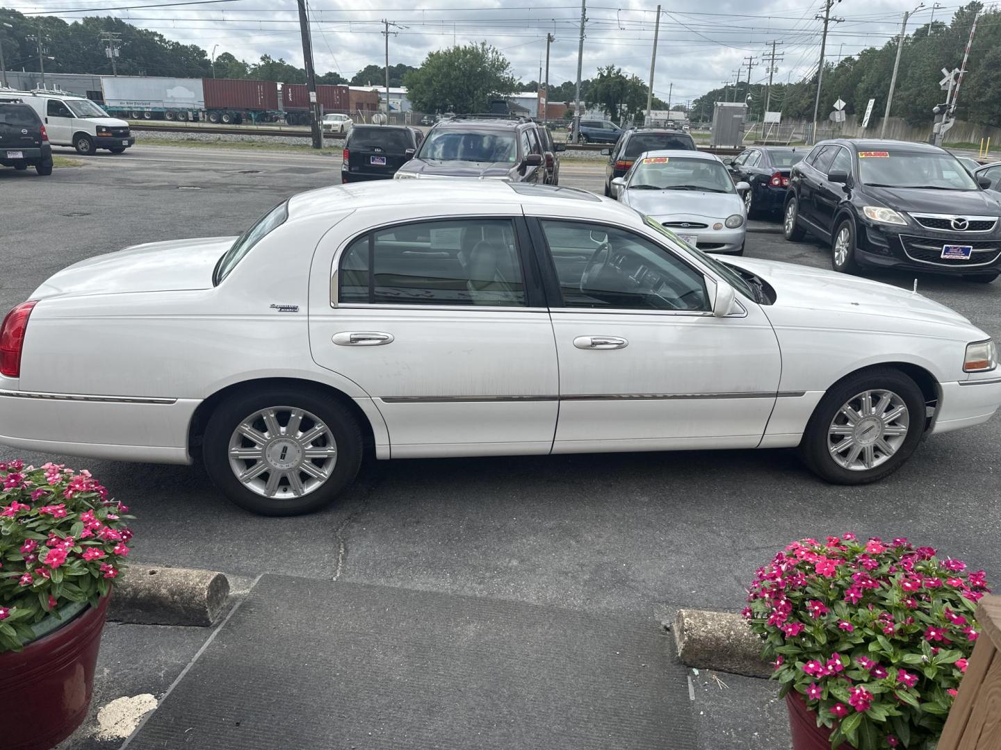 2007 White Lincoln Town Car Signature Limited (1LNHM82V97Y) with an 4.6L V8 SOHC 16V FFV engine, 4-Speed Automatic Overdrive transmission, located at 5700 Curlew Drive, Norfolk, VA, 23502, (757) 455-6330, 36.841885, -76.209412 - Photo#3