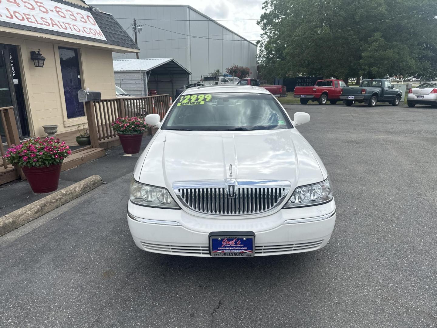 2007 White Lincoln Town Car Signature Limited (1LNHM82V97Y) with an 4.6L V8 SOHC 16V FFV engine, 4-Speed Automatic Overdrive transmission, located at 5700 Curlew Drive, Norfolk, VA, 23502, (757) 455-6330, 36.841885, -76.209412 - Photo#4