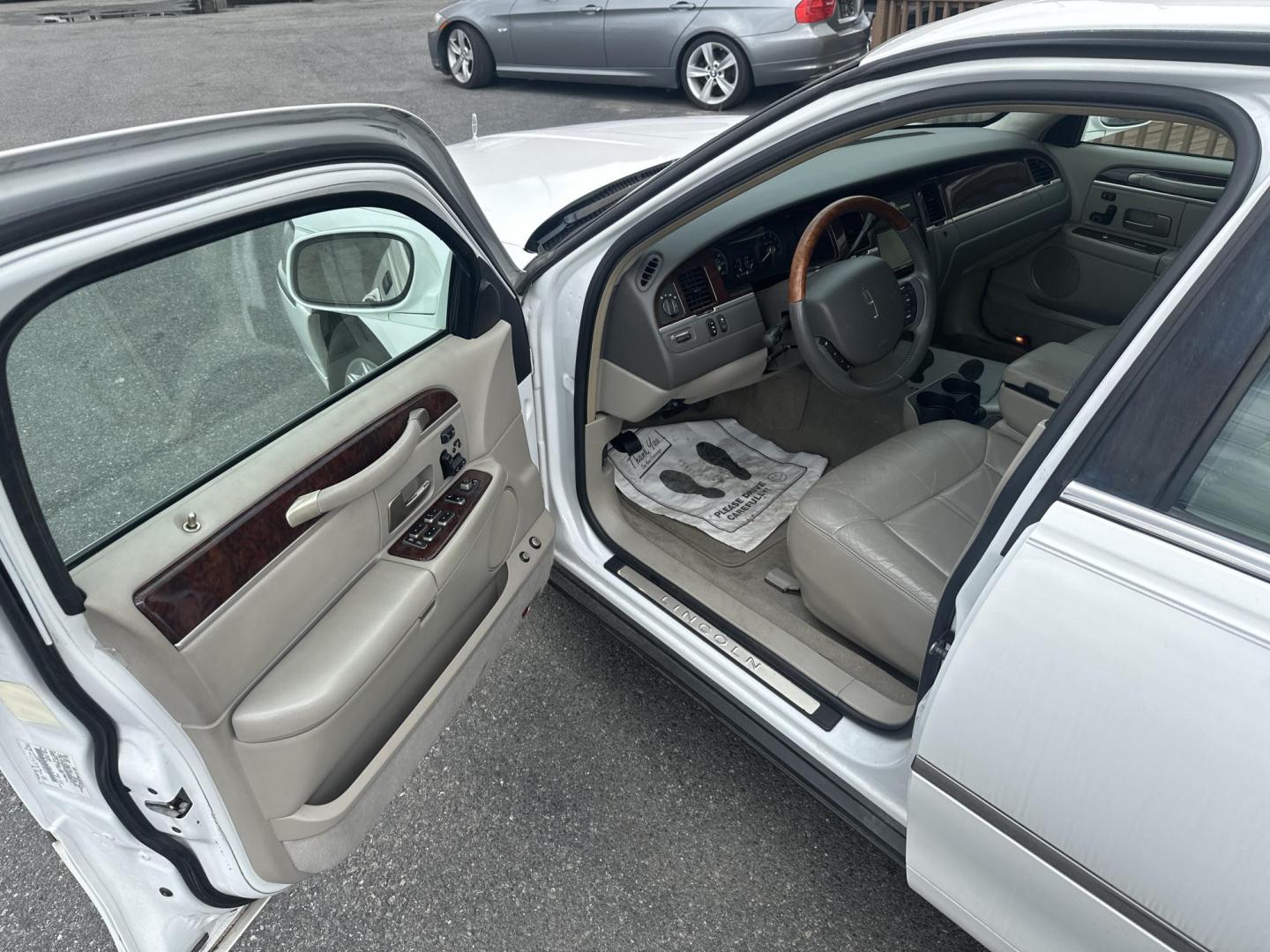 2007 White Lincoln Town Car Signature Limited (1LNHM82V97Y) with an 4.6L V8 SOHC 16V FFV engine, 4-Speed Automatic Overdrive transmission, located at 5700 Curlew Drive, Norfolk, VA, 23502, (757) 455-6330, 36.841885, -76.209412 - Photo#5