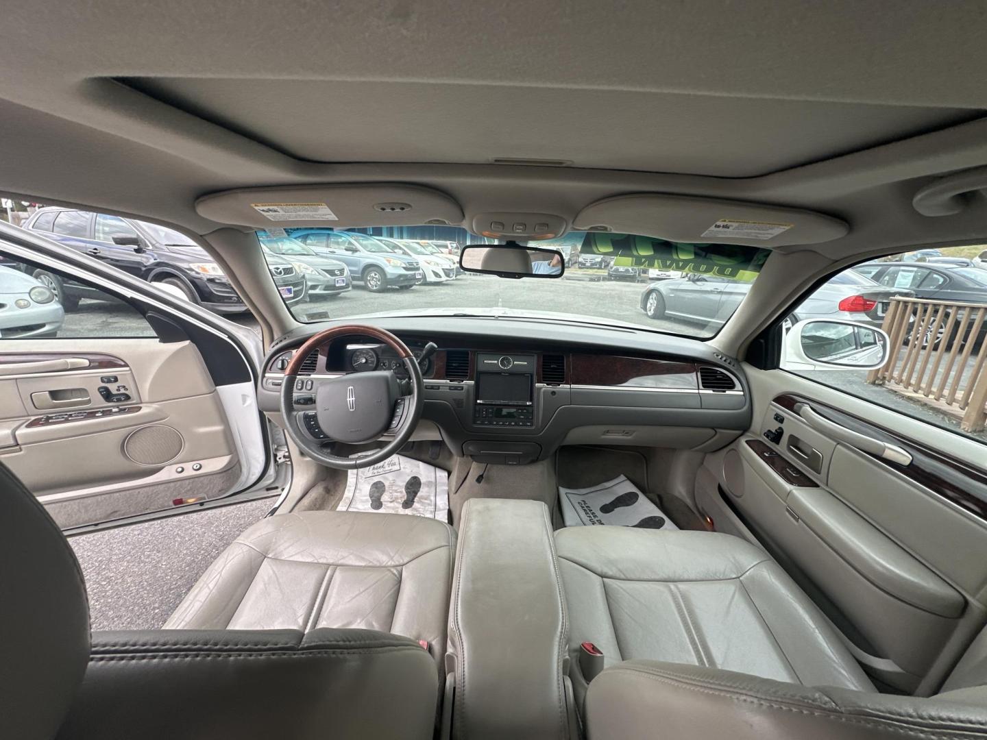 2007 White Lincoln Town Car Signature Limited (1LNHM82V97Y) with an 4.6L V8 SOHC 16V FFV engine, 4-Speed Automatic Overdrive transmission, located at 5700 Curlew Drive, Norfolk, VA, 23502, (757) 455-6330, 36.841885, -76.209412 - Photo#6