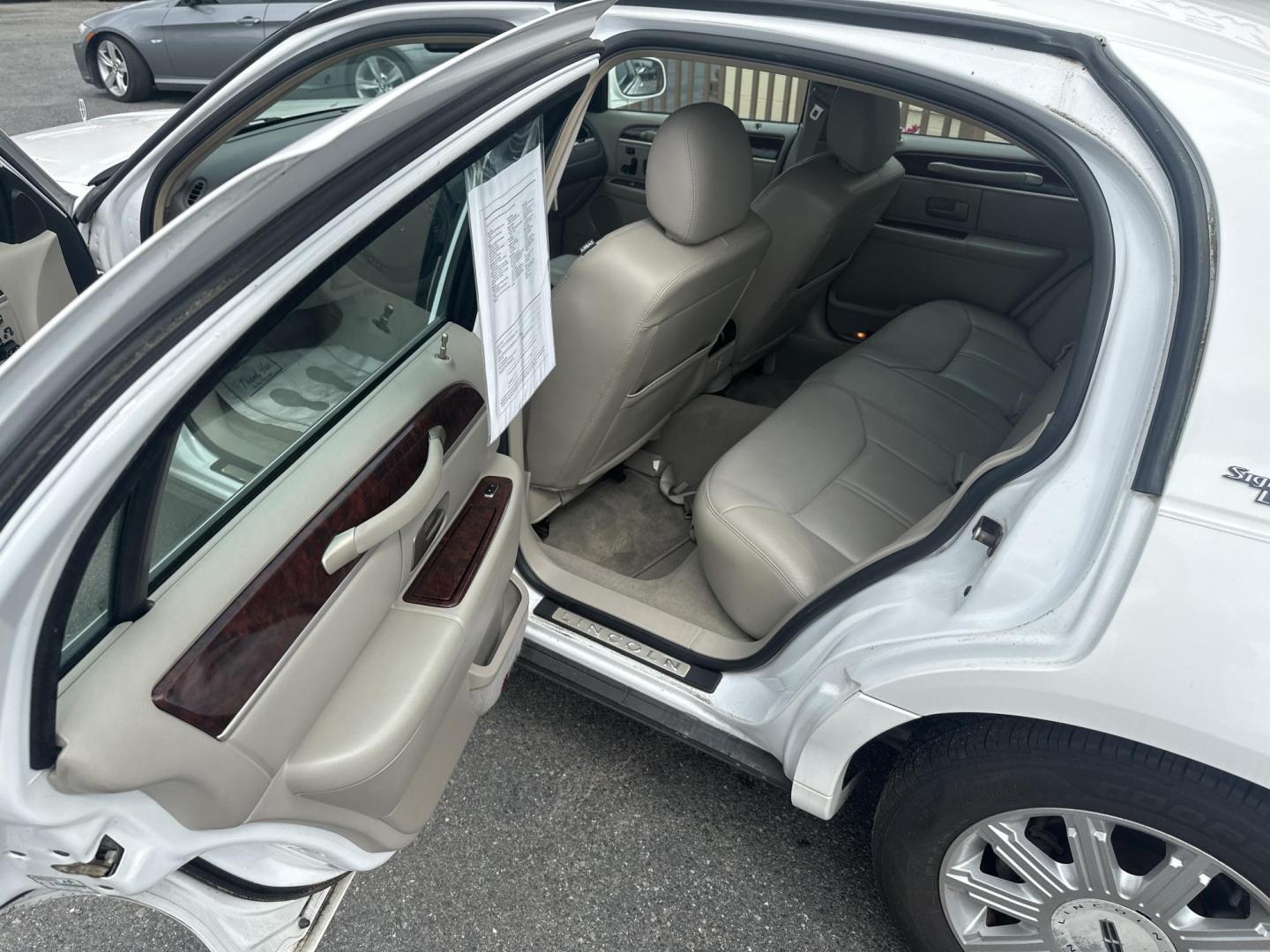 2007 White Lincoln Town Car Signature Limited (1LNHM82V97Y) with an 4.6L V8 SOHC 16V FFV engine, 4-Speed Automatic Overdrive transmission, located at 5700 Curlew Drive, Norfolk, VA, 23502, (757) 455-6330, 36.841885, -76.209412 - Photo#8